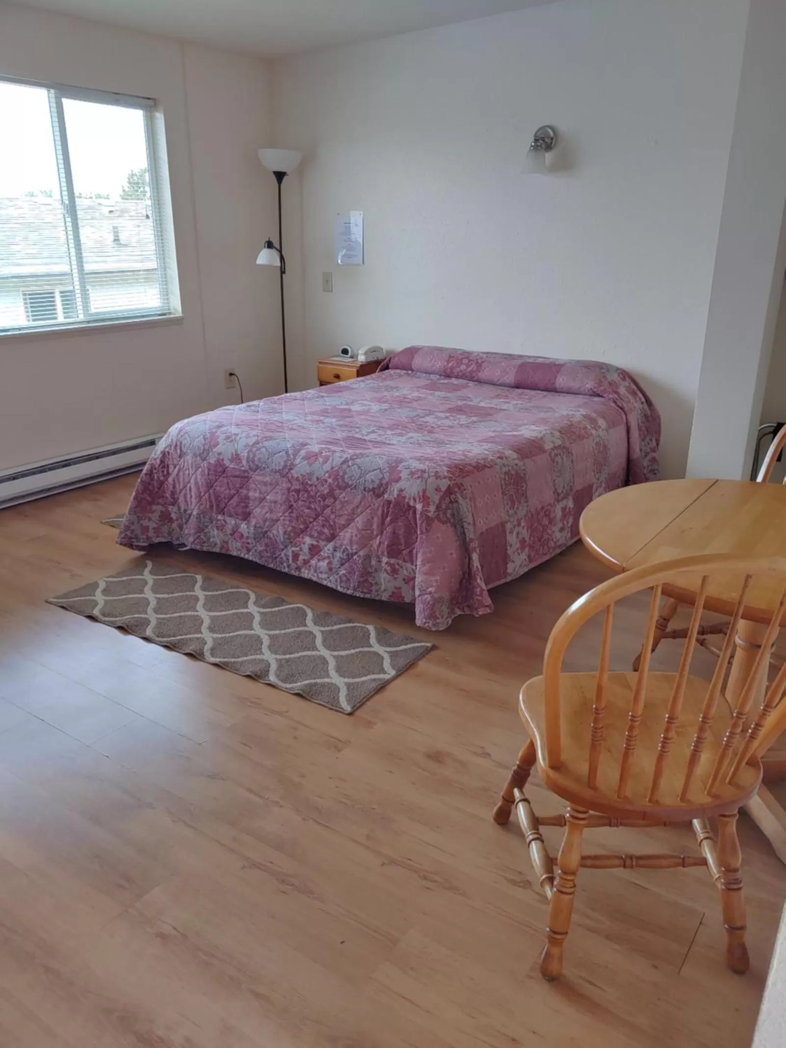 Bed in The Dublin House Motel