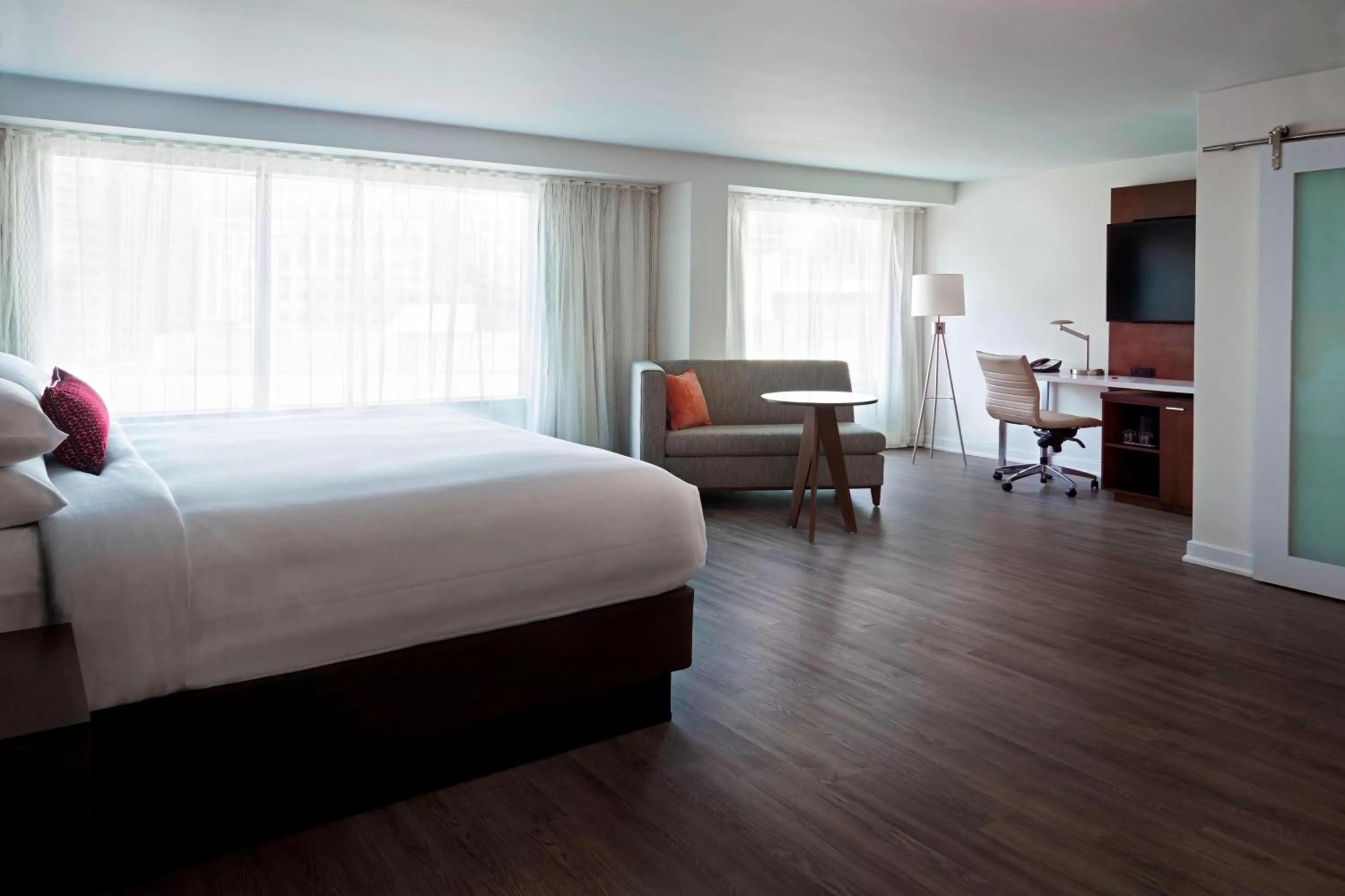 Photo of the whole room, Bed in Toronto Marriott City Centre Hotel