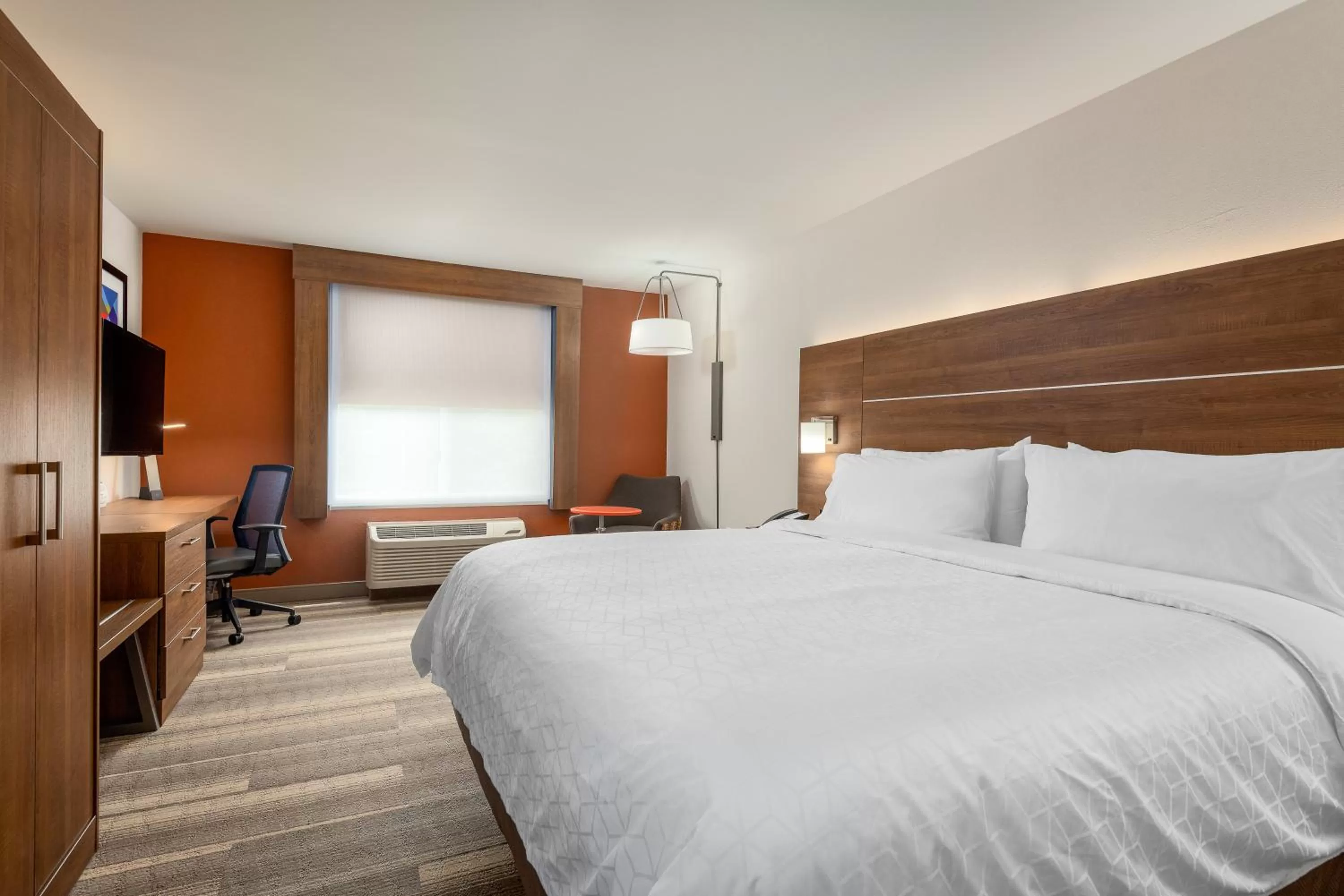 Photo of the whole room, Bed in Holiday Inn Express Chapel Hill by IHG