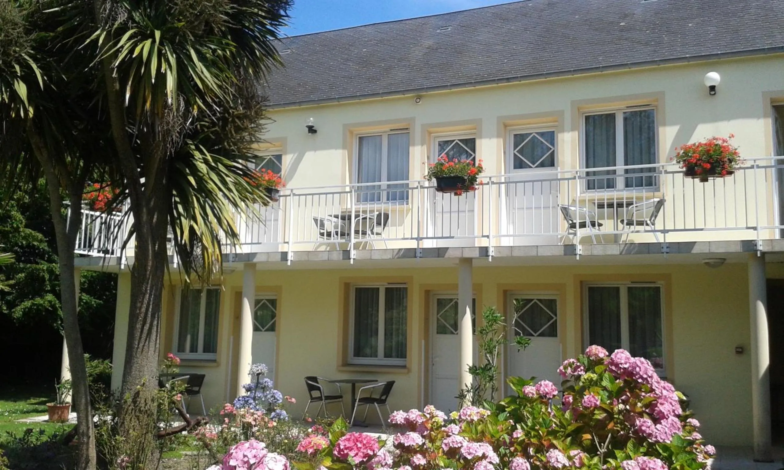 Facade/entrance in Logis Hôtel La Demeure du Perron