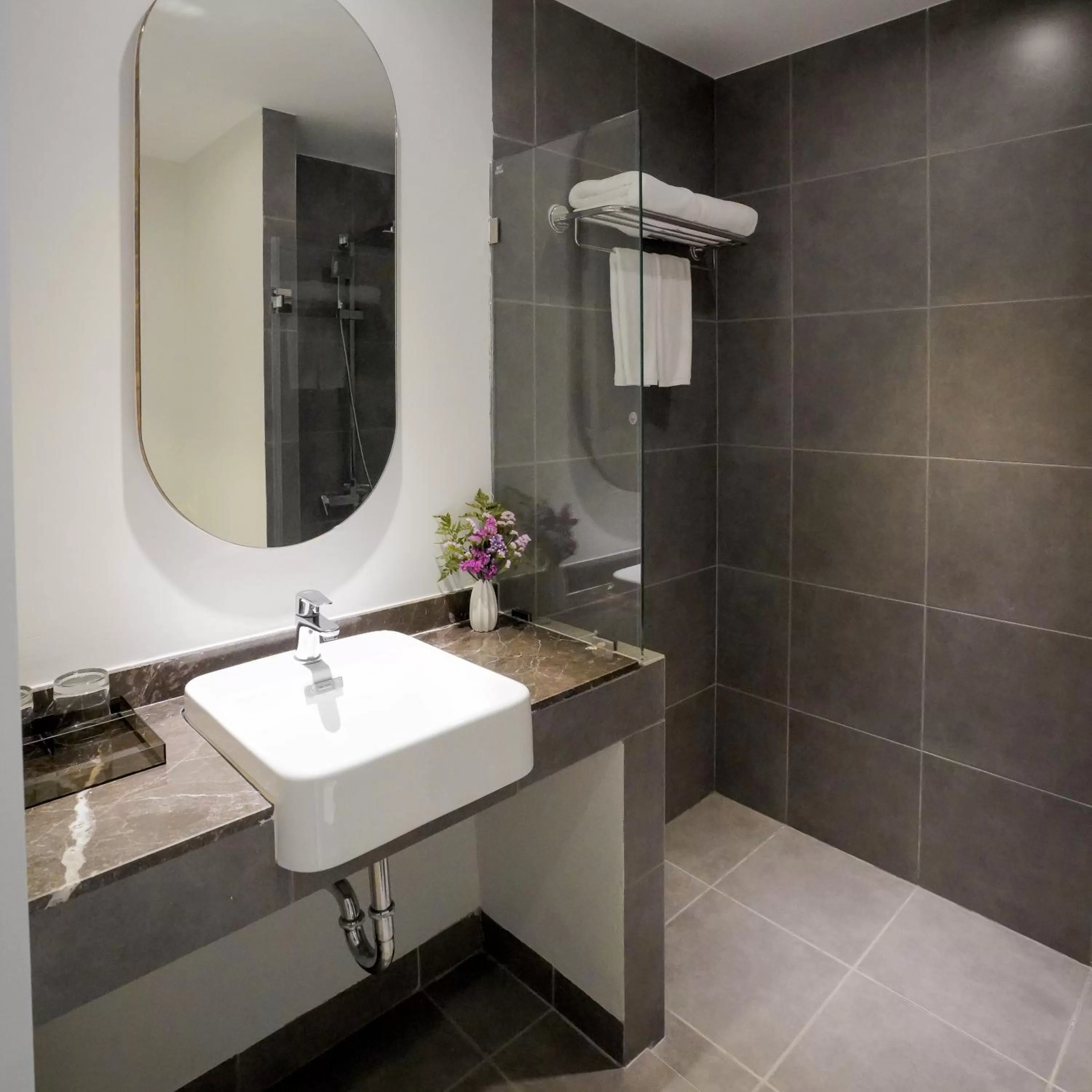 Bathroom in Canalis Suvarnabhumi Airport Hotel