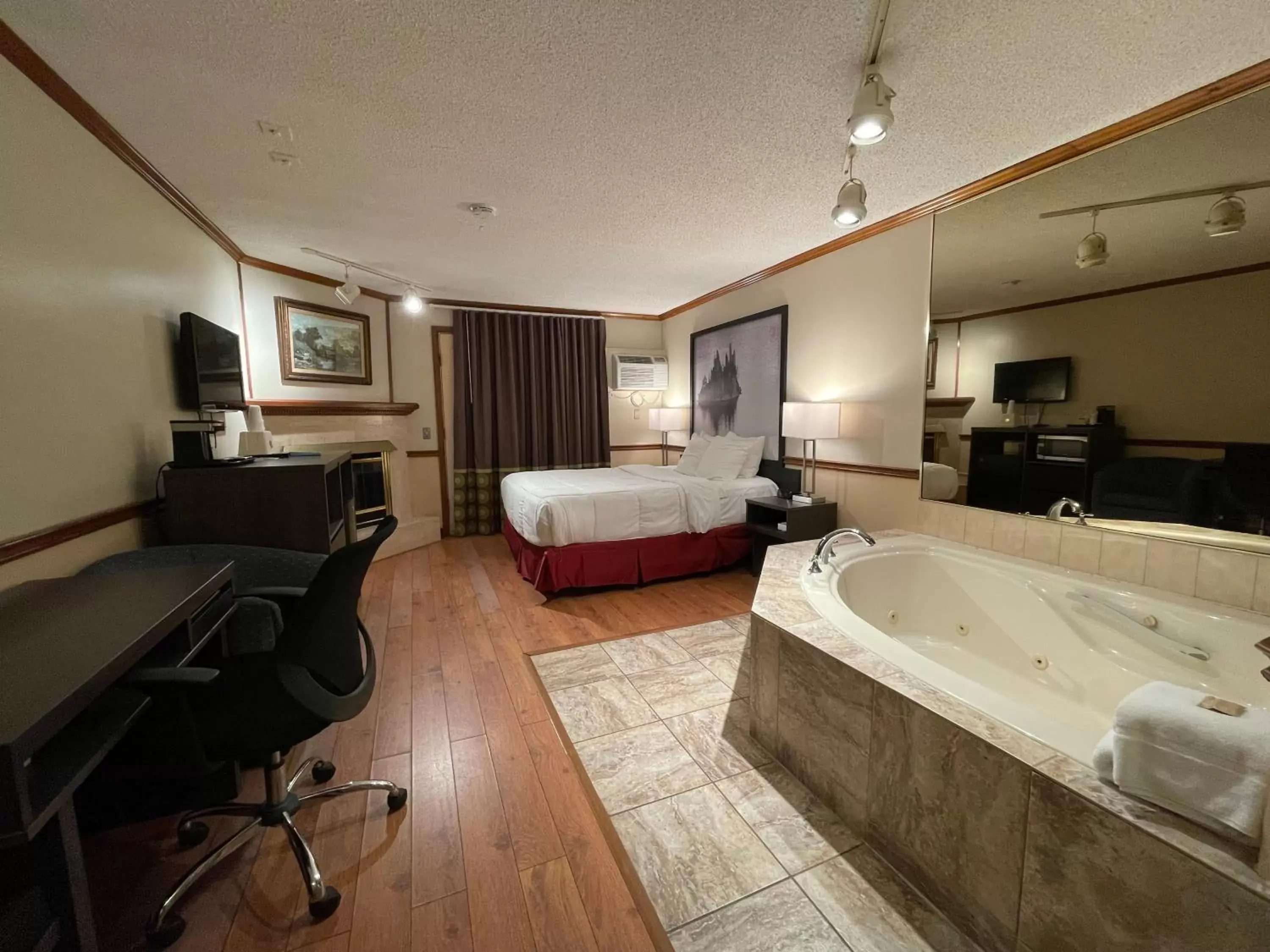 Queen Suite - Non-Smoking in Super 8 by Wyndham Gananoque - Country Squire Resort Queen Suite - Non-Smoking in Super 8 by Wyndham Gananoque - Country Squire Resort