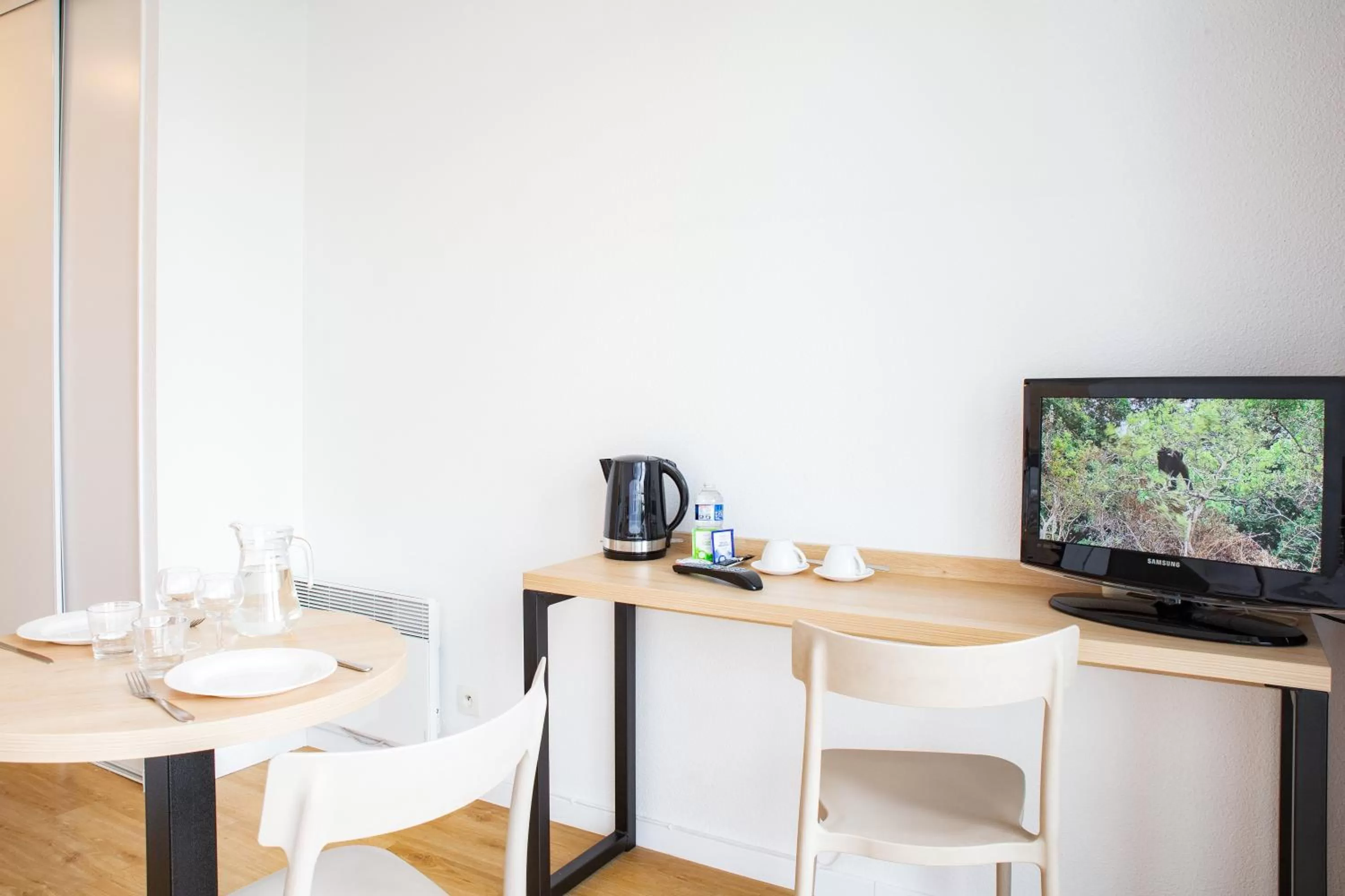 TV and multimedia in Comfort Aparthotel Le Mans