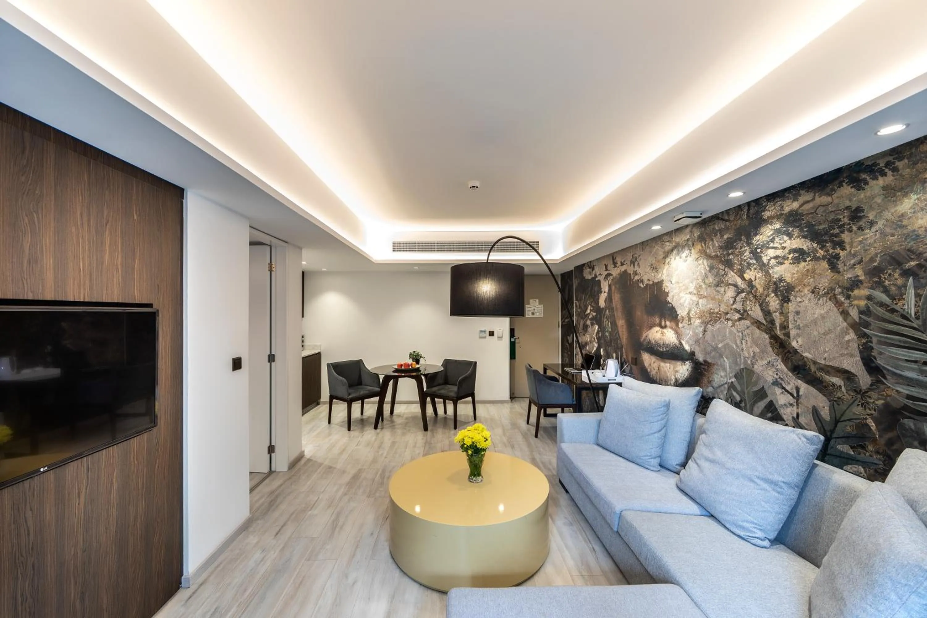 TV and multimedia in Almond Business Hotel