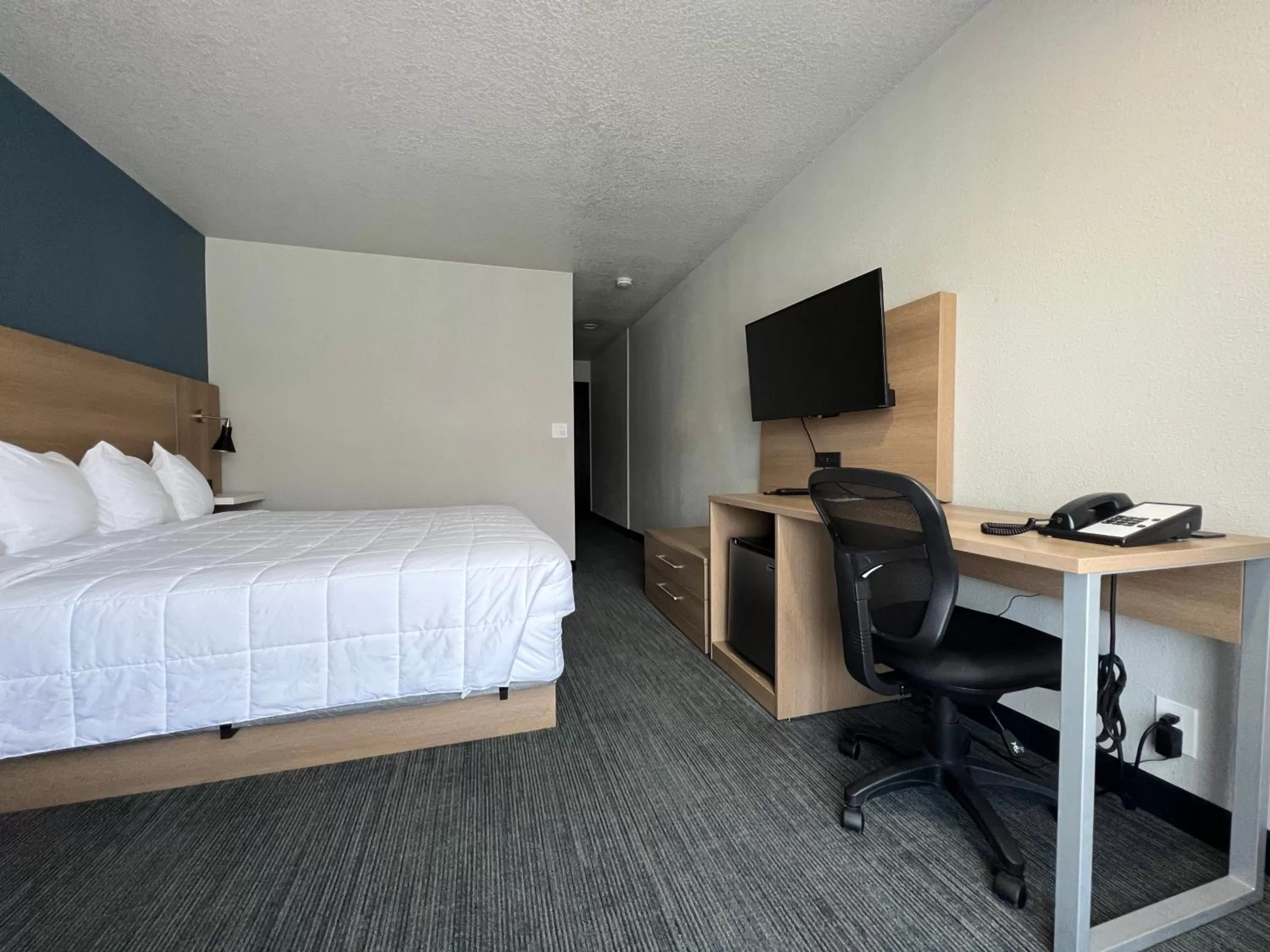 hair dresser in Quality Inn Portland Airport PDX