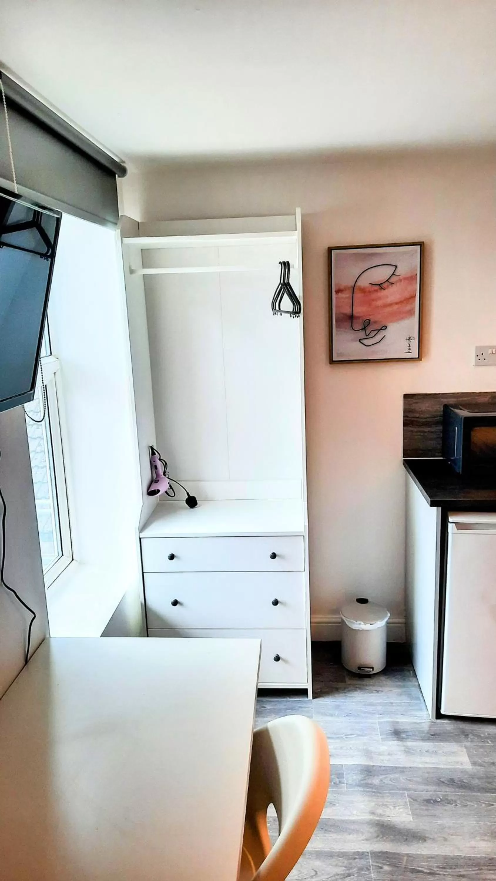 Dining area, TV/Entertainment Center in Burford Road - Stay. Sleep. Rest.