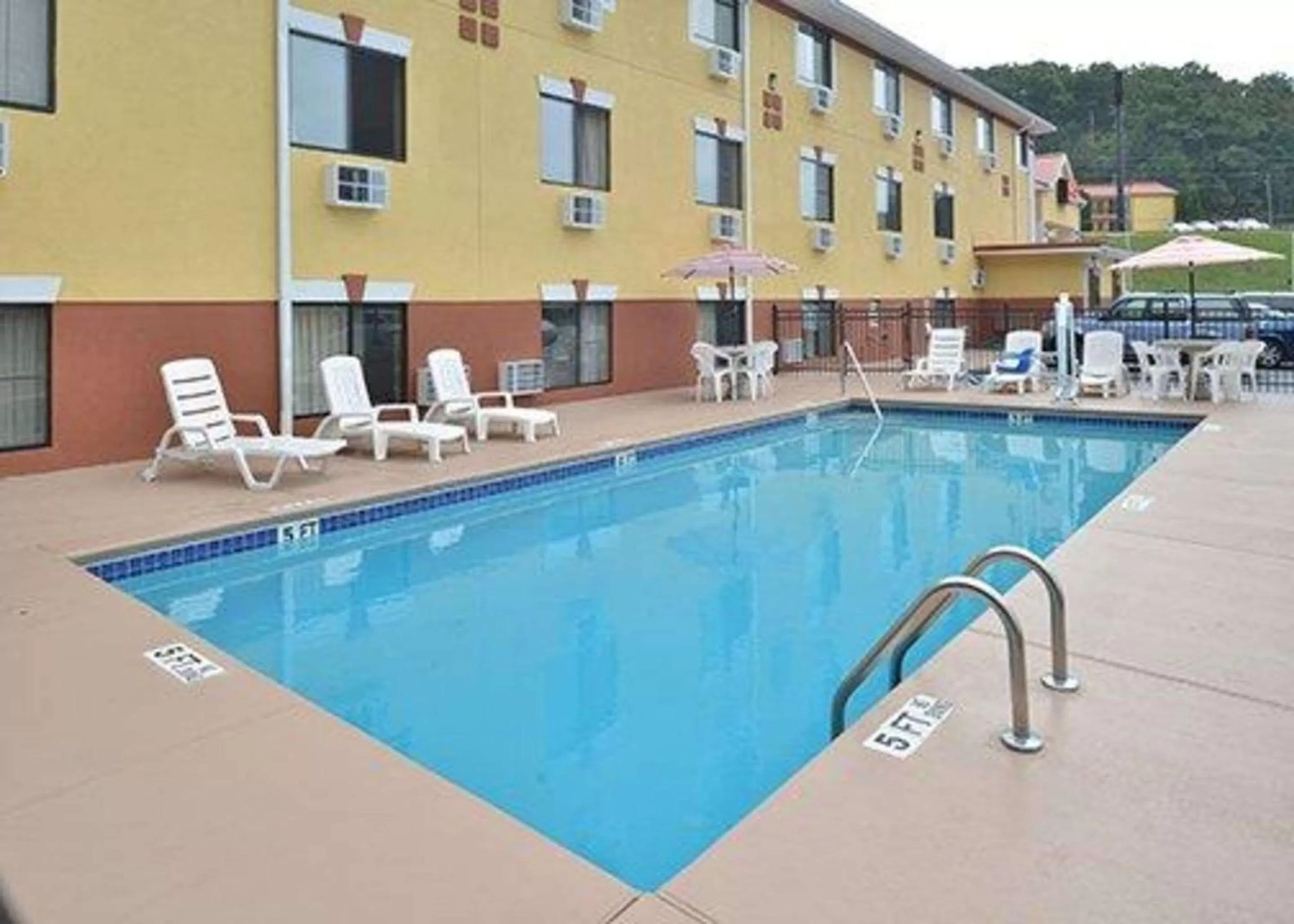 Swimming pool in Econo Lodge Cartersville-Emerson Lake Point