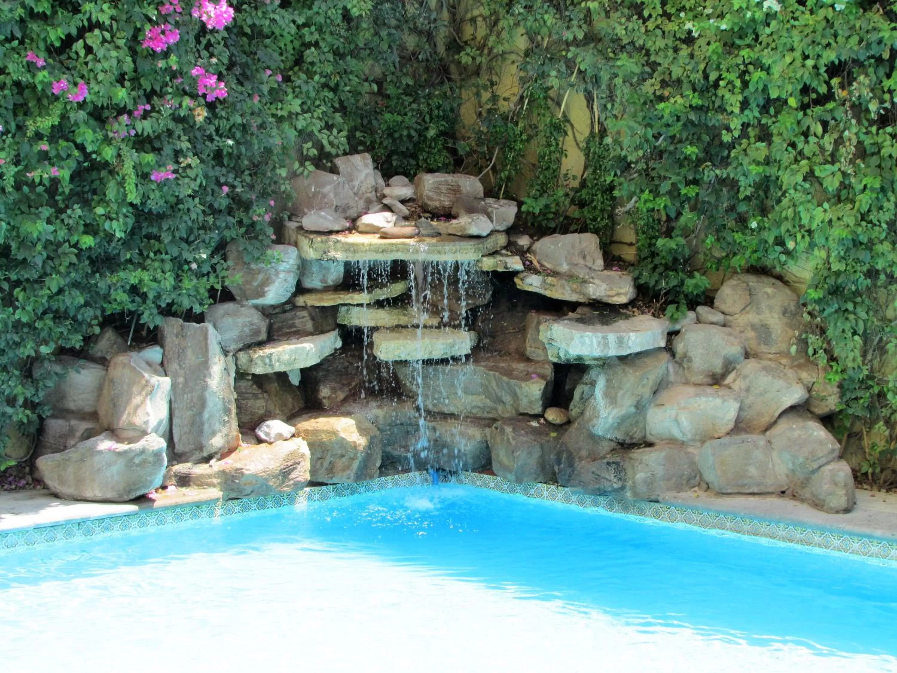 Swimming pool in Best Western Hotel Posada Del Rio Express