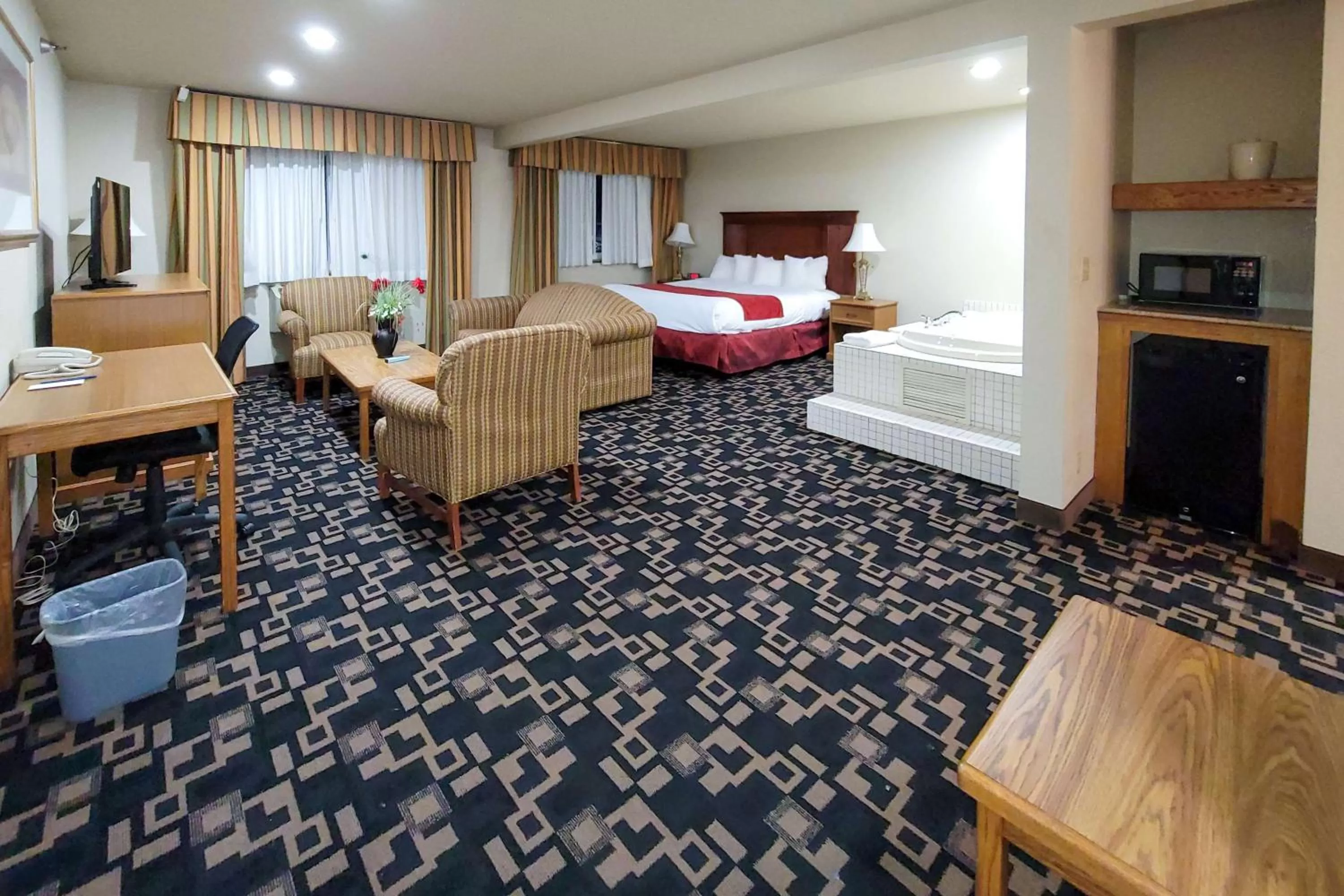 Photo of the whole room, Bed in Comfort Inn & Suites Shakopee Downtown Area