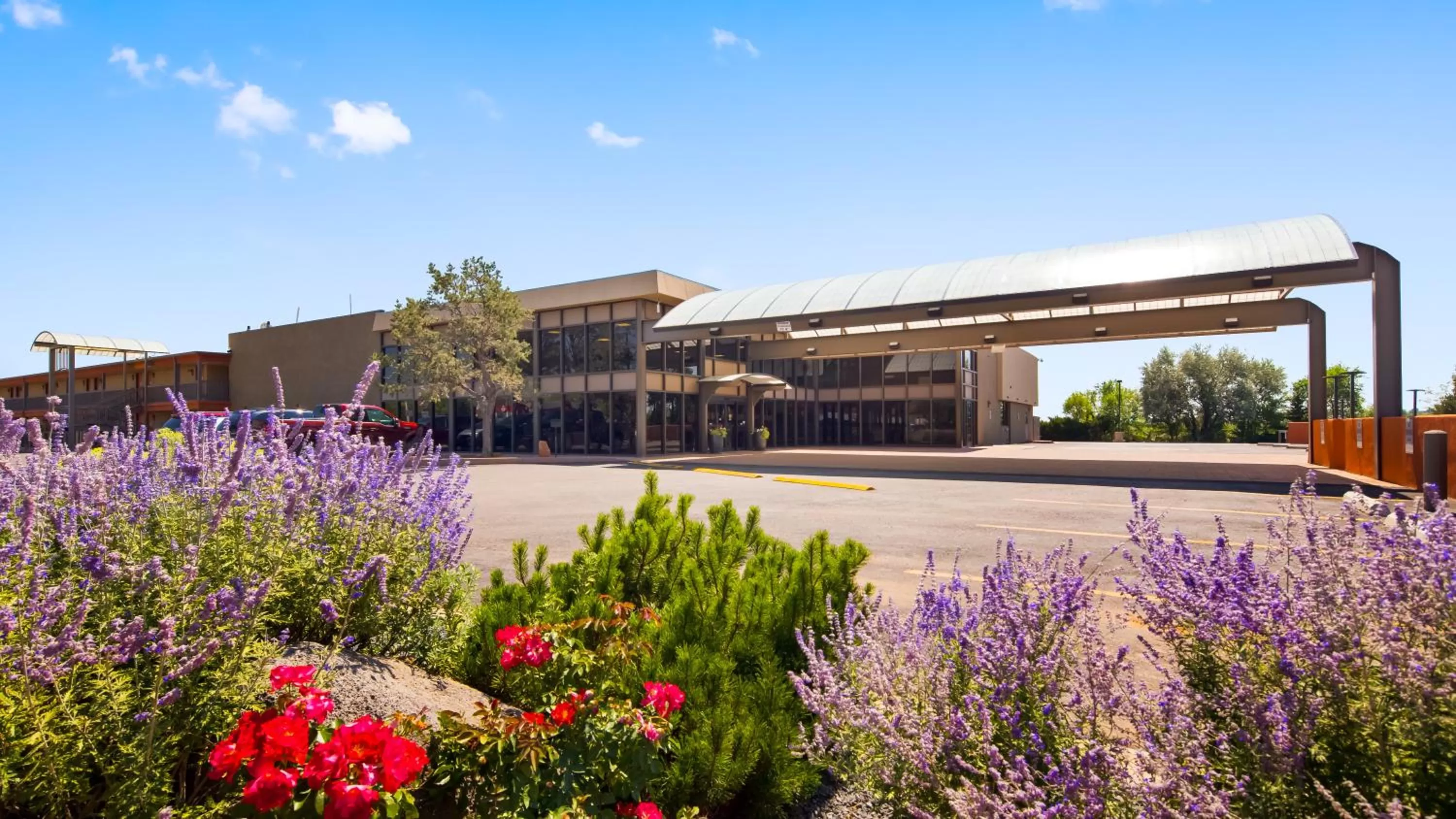 Property building in Best Western Plus Raton Hotel