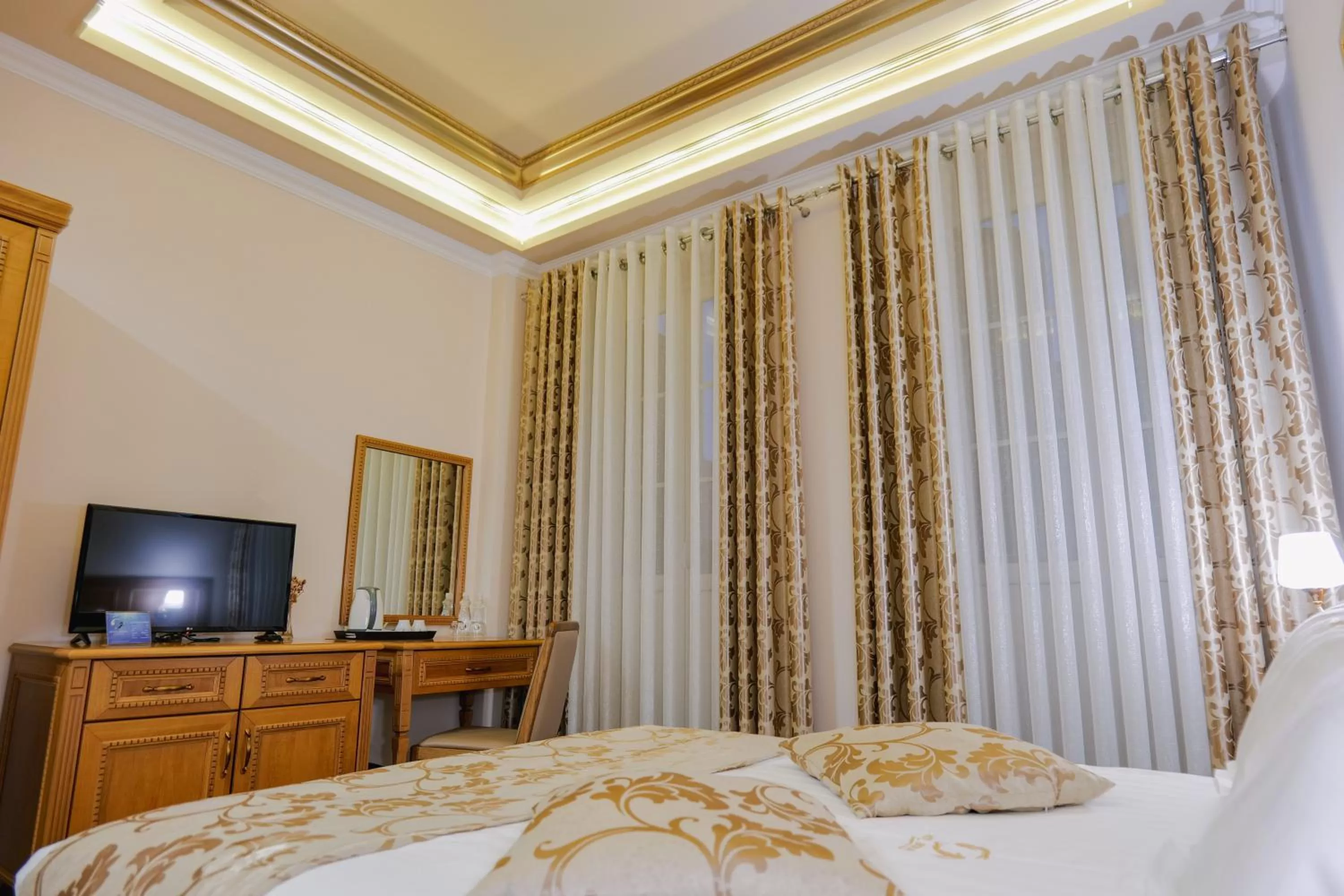 Communal lounge/ TV room, Bed in Hotel Boka