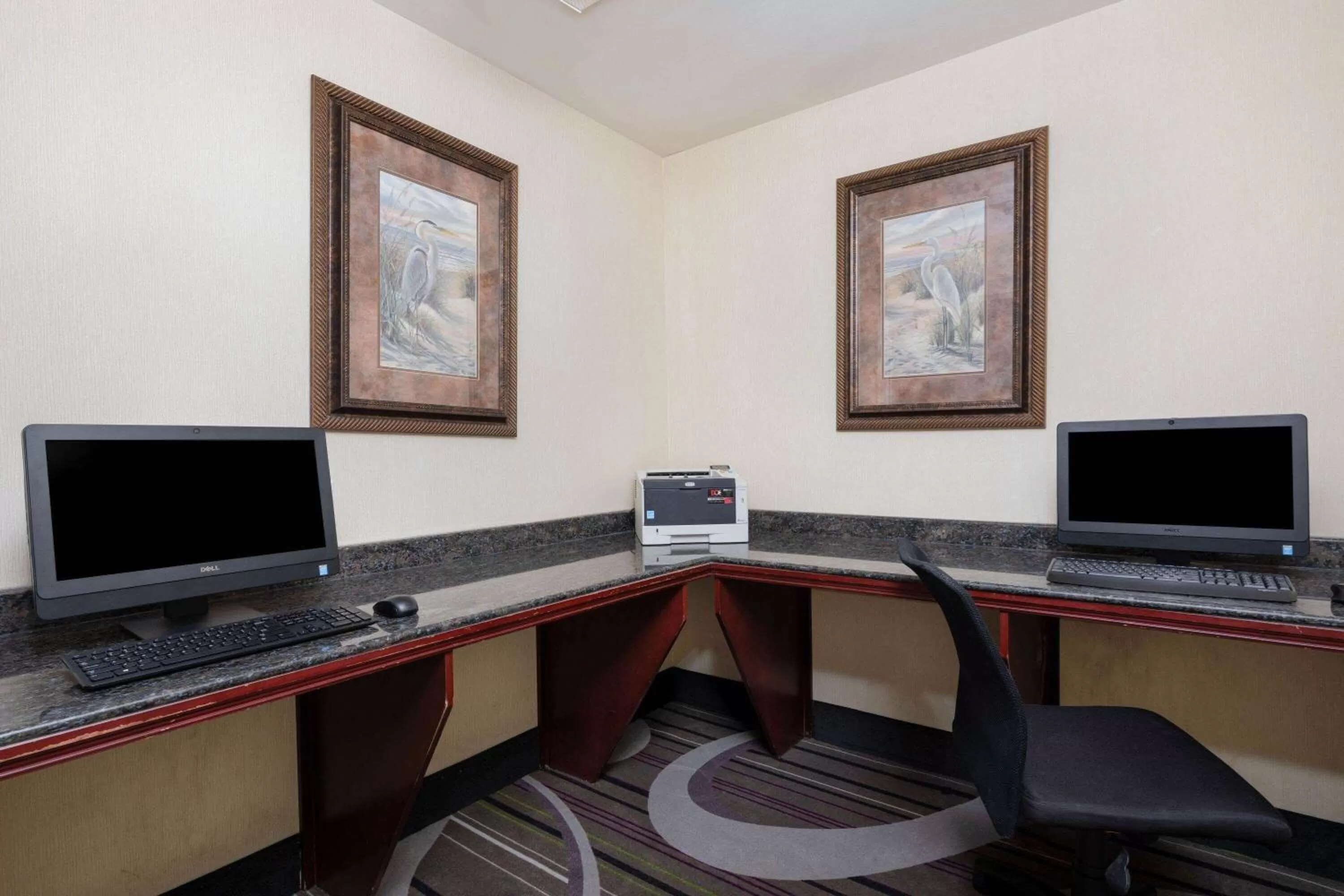Business facilities in La Quinta by Wyndham Savannah Airport - Pooler