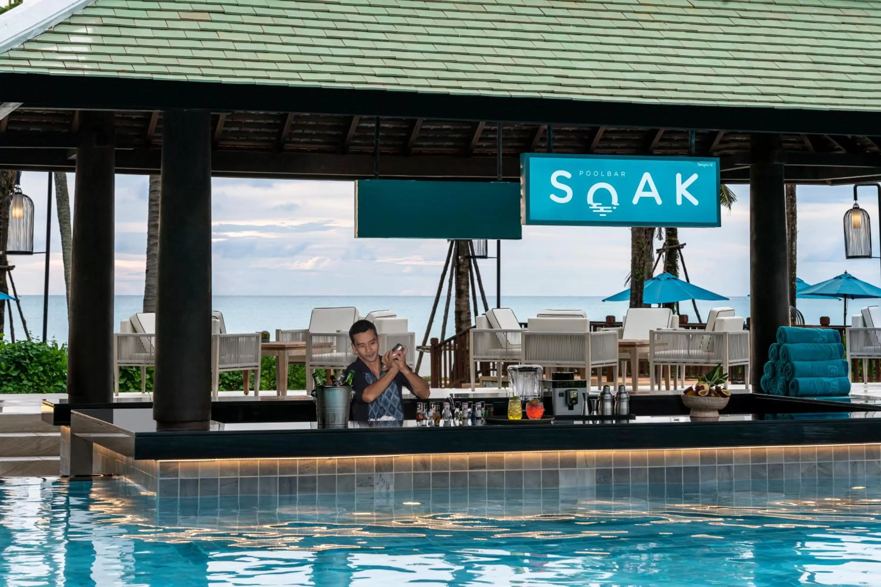 Lounge or bar in Grand Mercure Khao Lak Bangsak