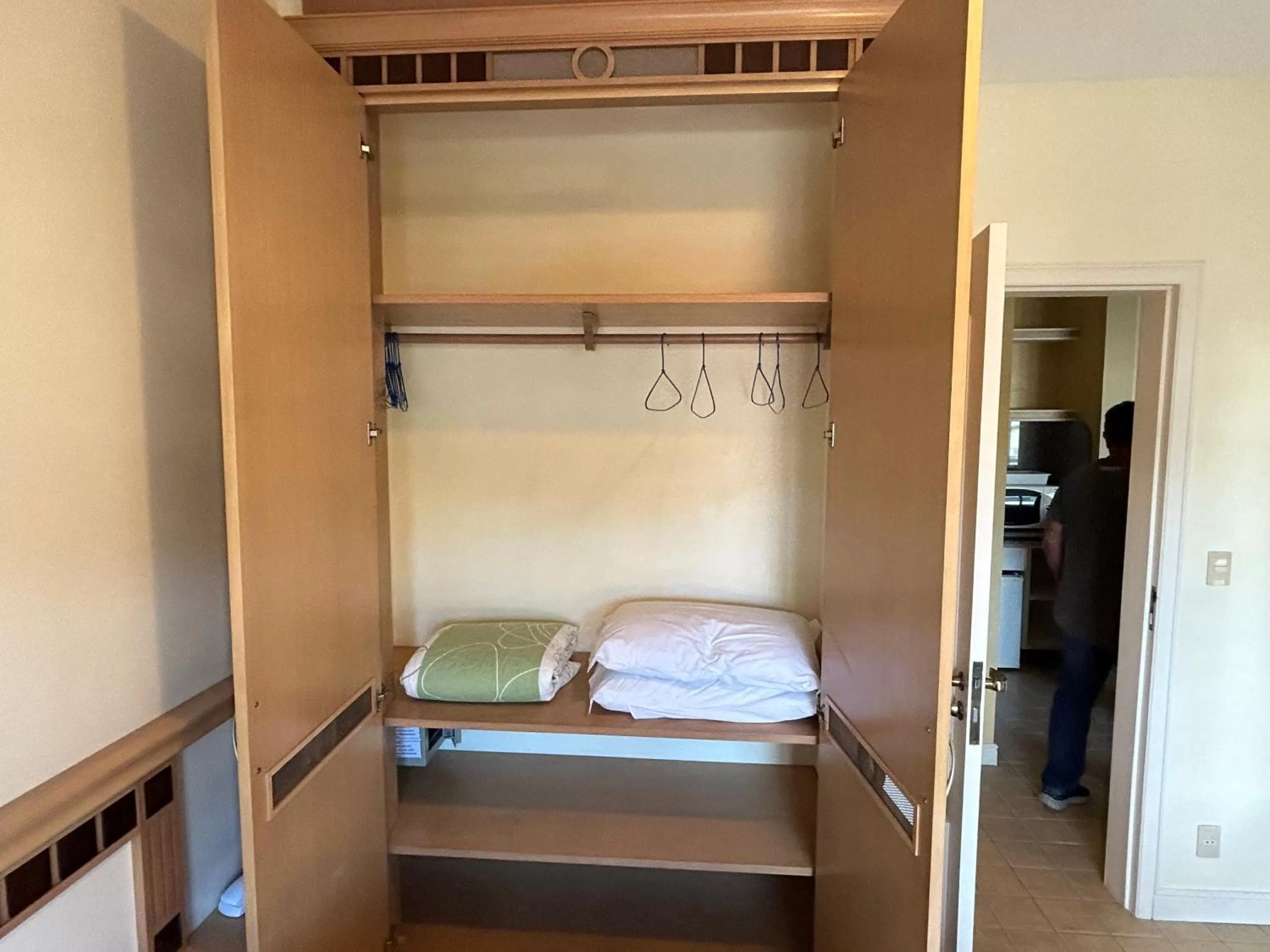 towels, Bed in Golfinhos Apart Hotel