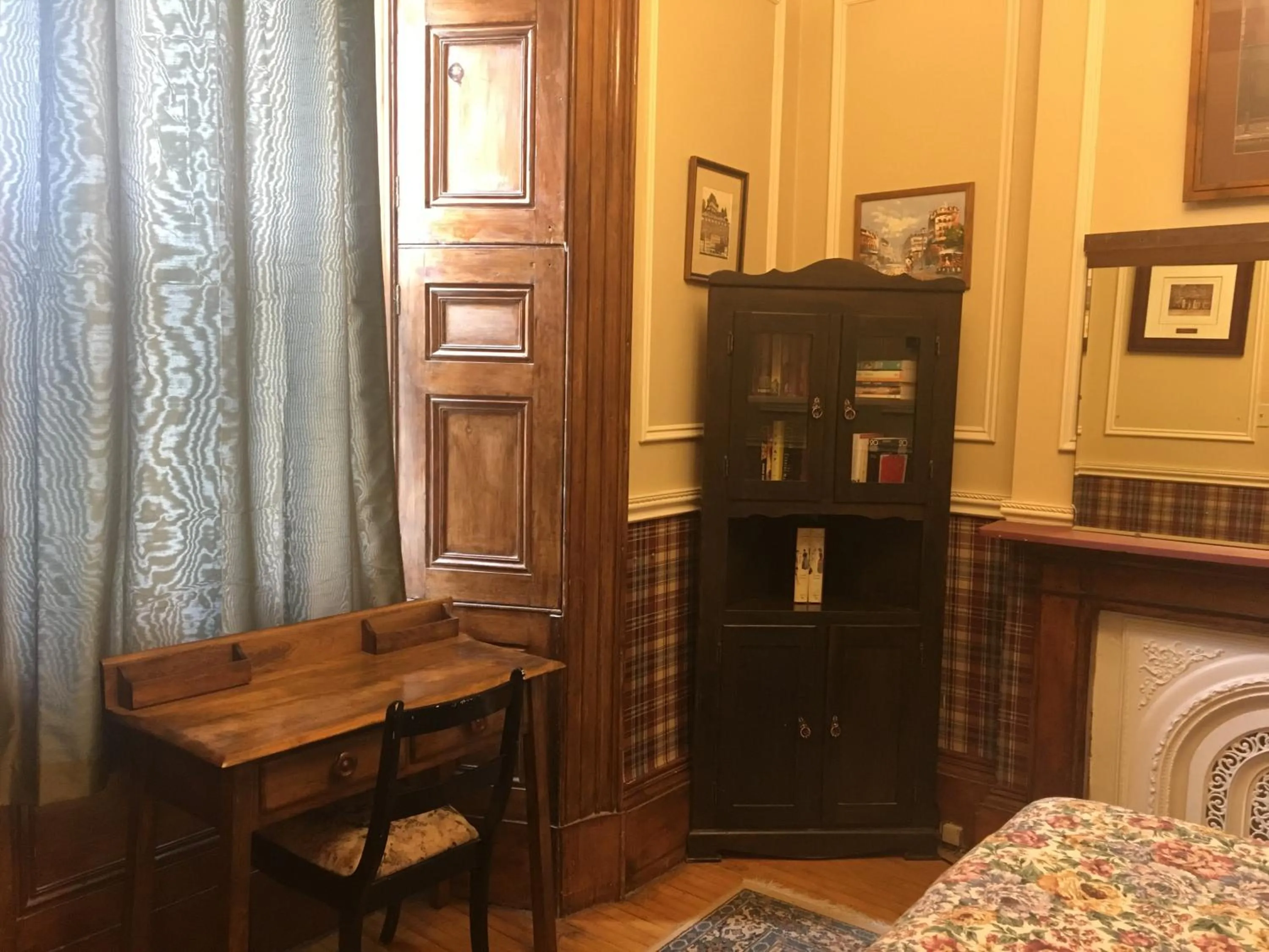 Library in Pring Guesthouse