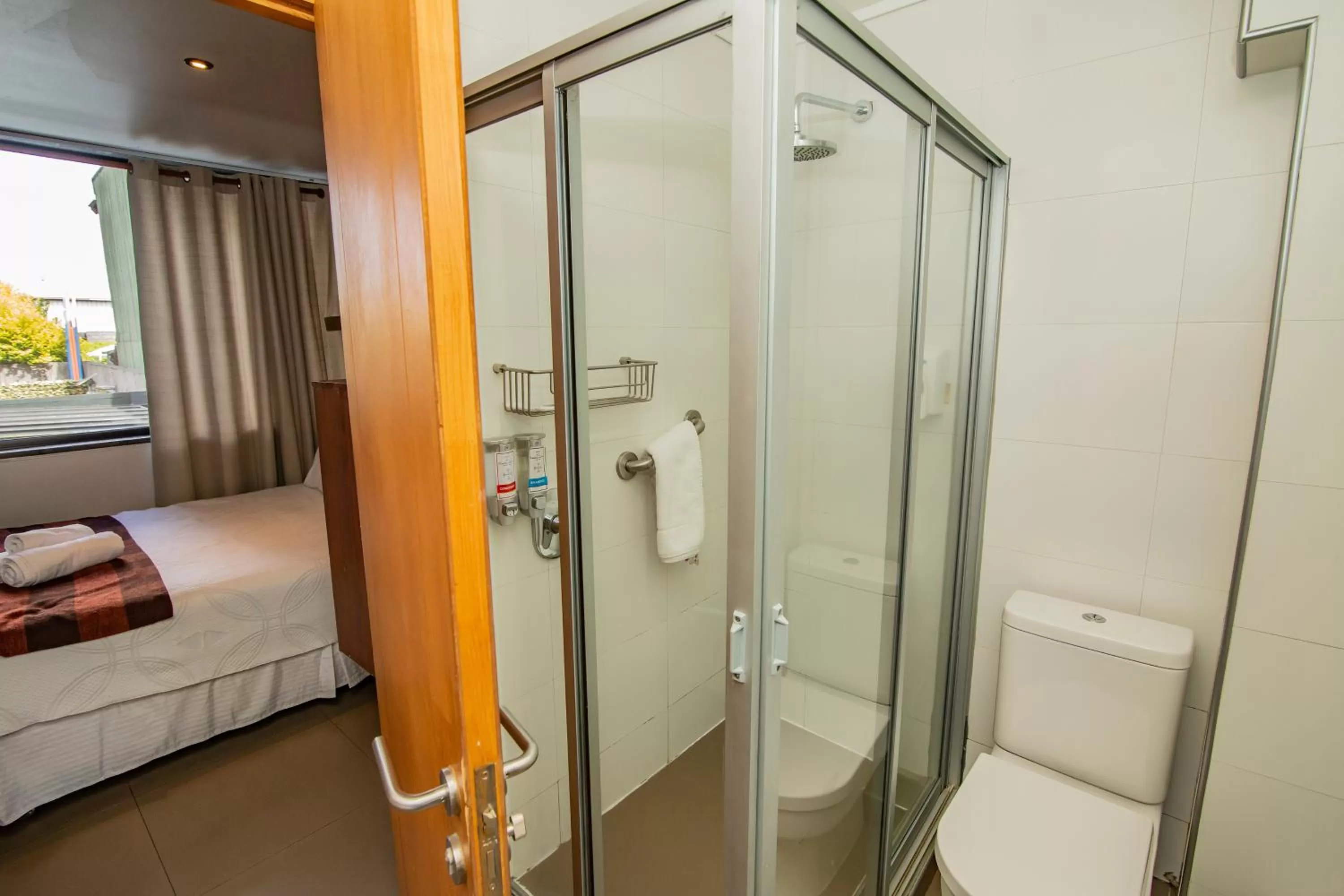 Shower, Bathroom in Hotel Cumbres del Sur