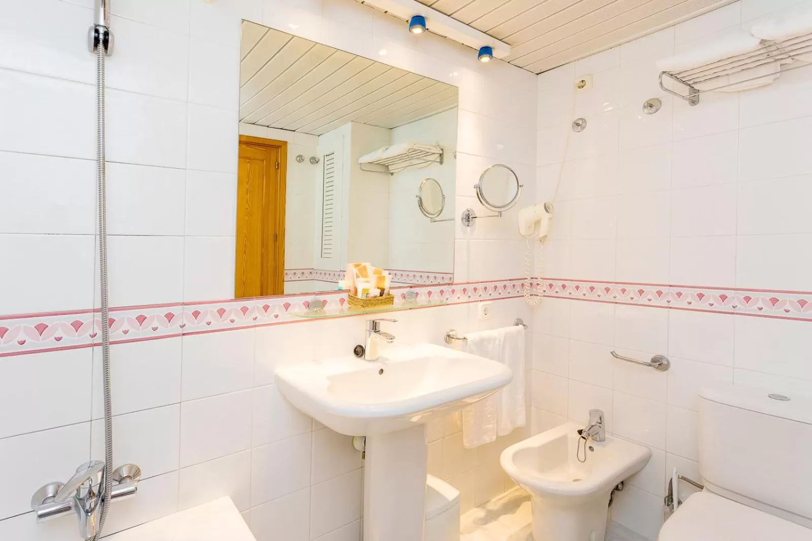 Bathroom in Aparthotel Duquesa Playa