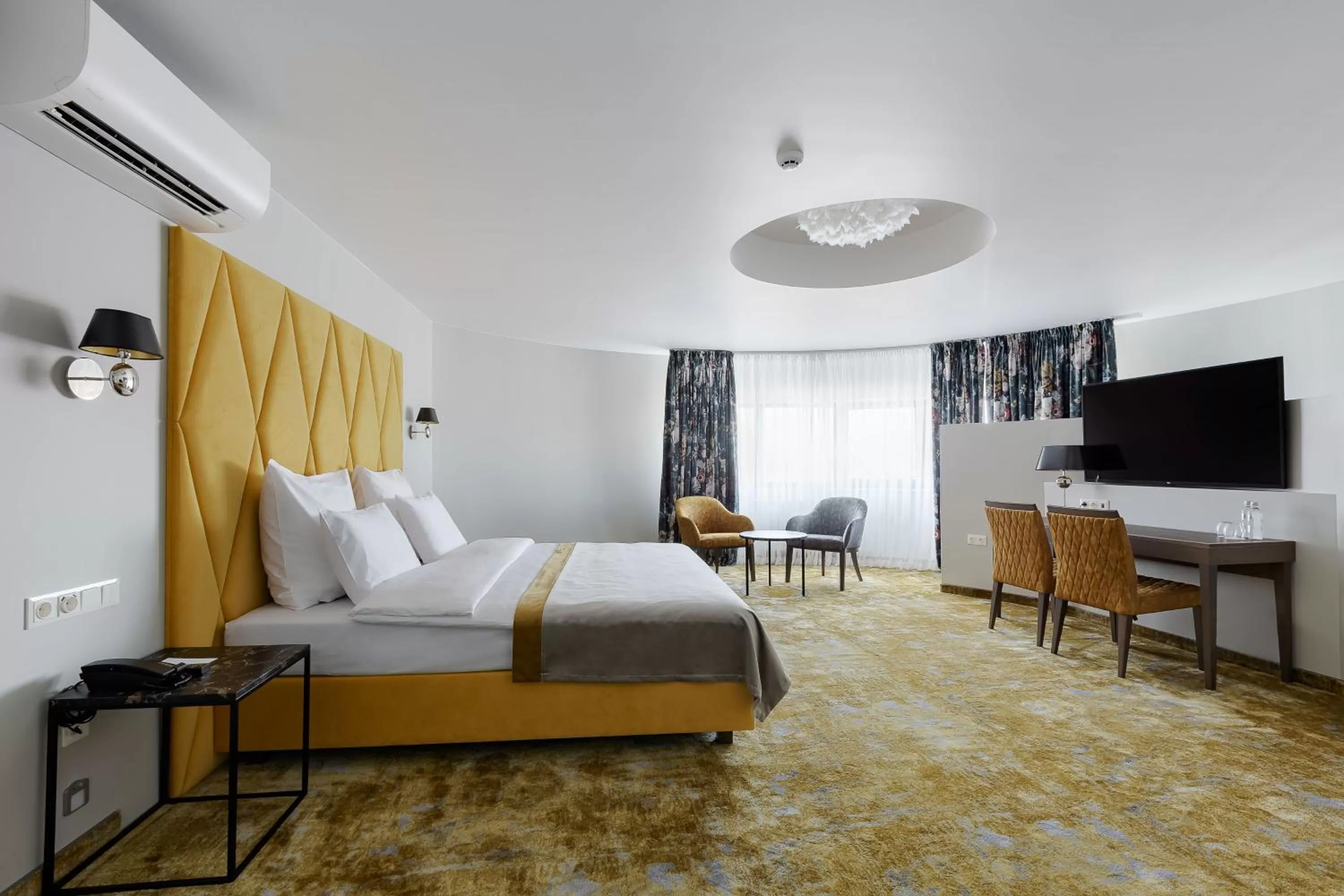 Communal lounge/ TV room, Bed in VICTORIA Hotel Klaipėda