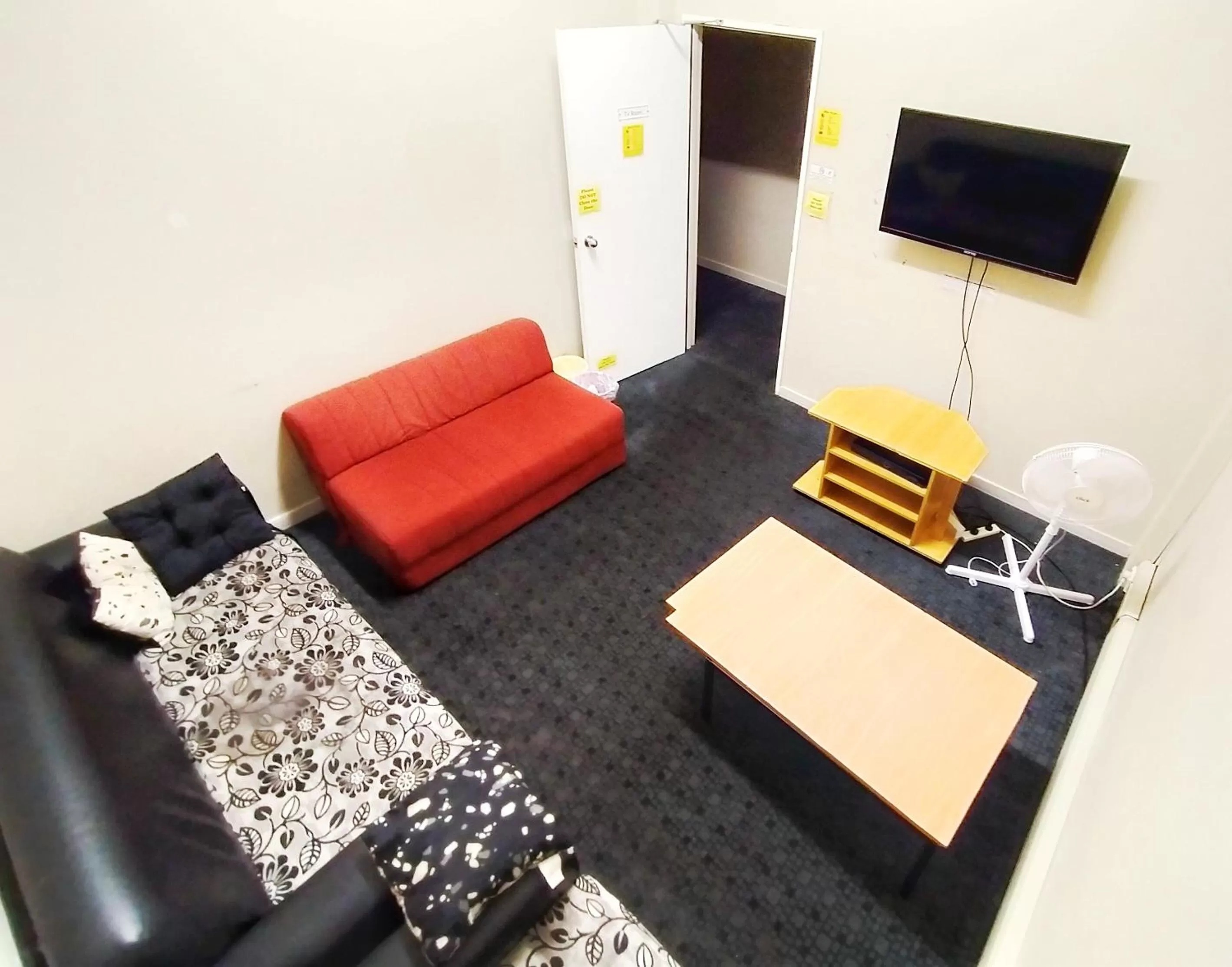 Communal lounge/ TV room in Surf 'N' Snow Backpackers Across Sky Tower