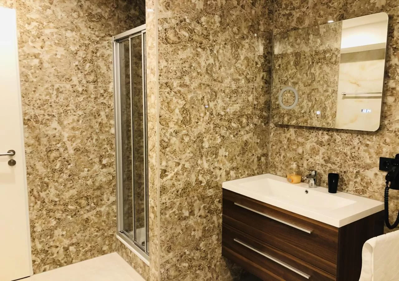 Bathroom in Elbgalerie Hotel