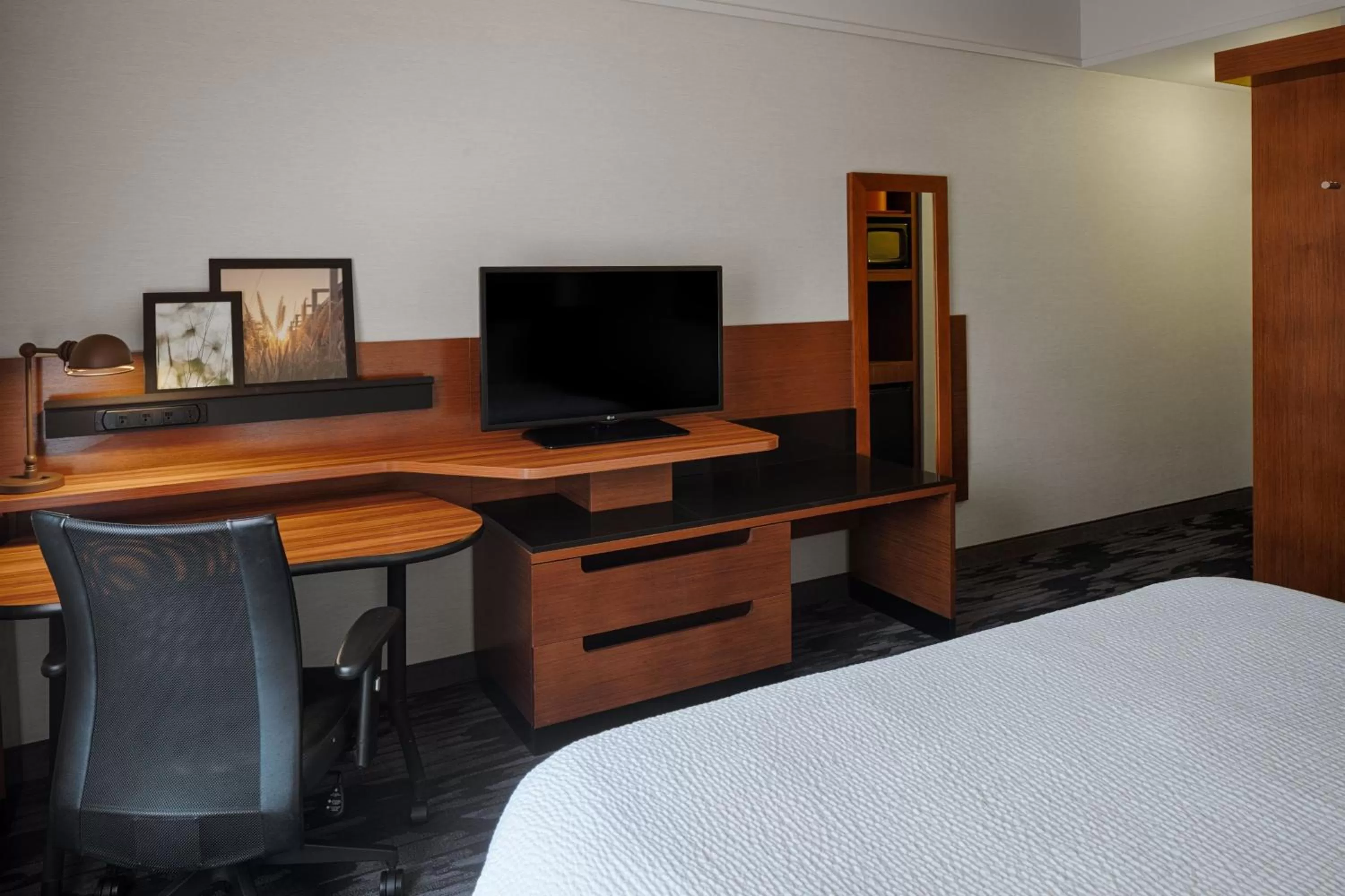 Photo of the whole room, Bed in Fairfield Inn & Suites by Marriott Columbus Airport