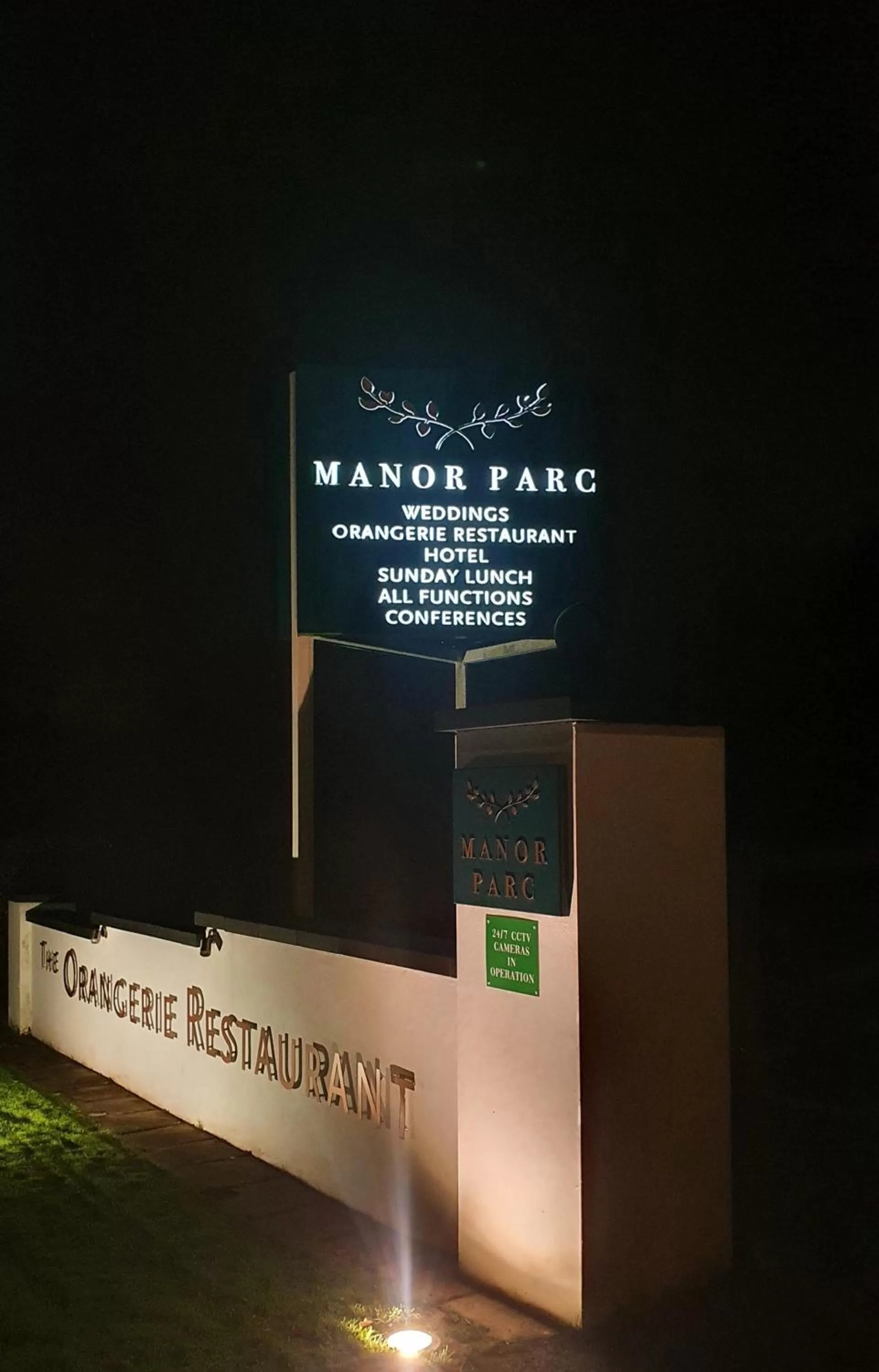 Facade/entrance in Manor Parc Hotel