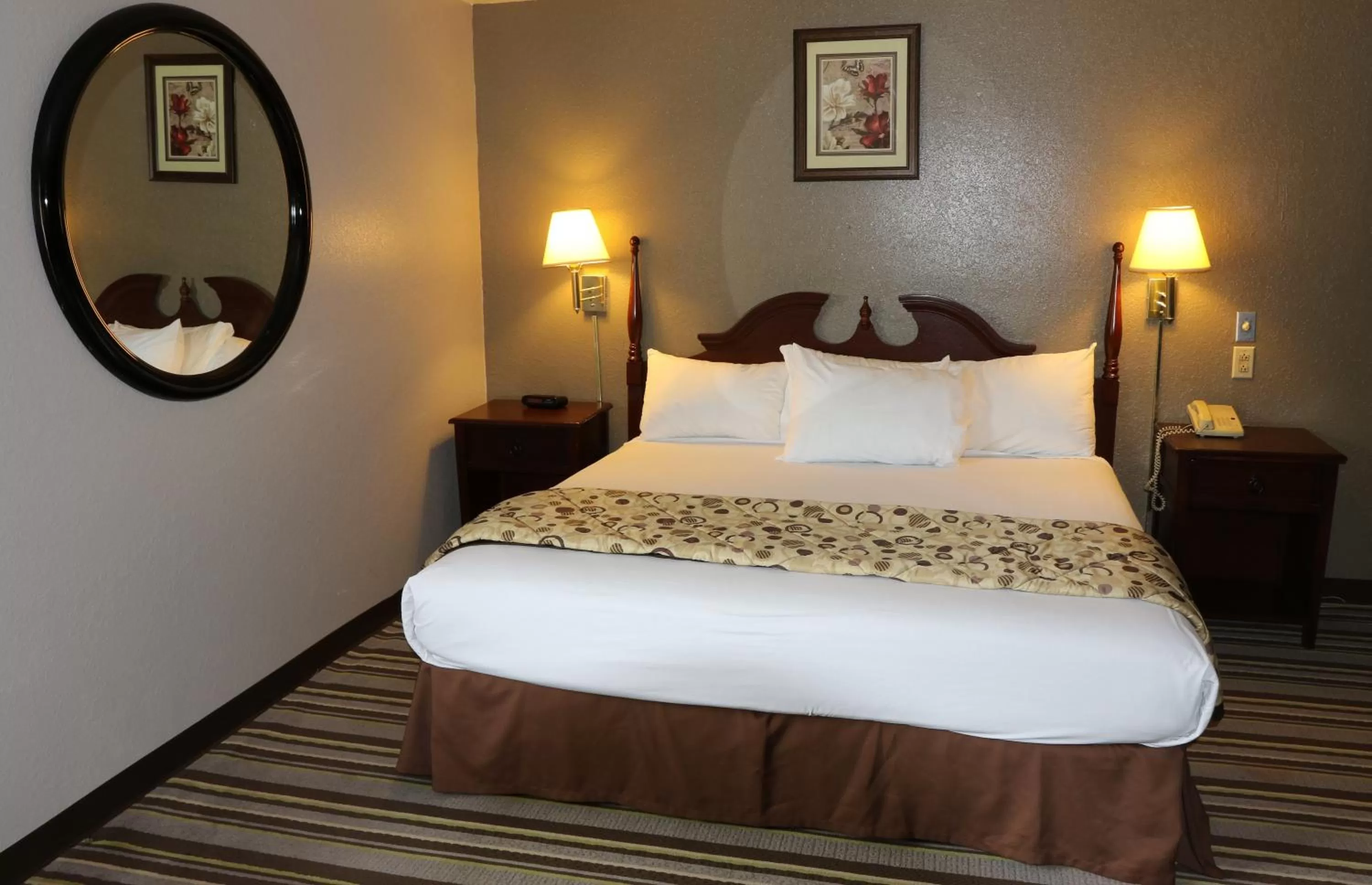 Bedroom, Bed in American Elite Inn