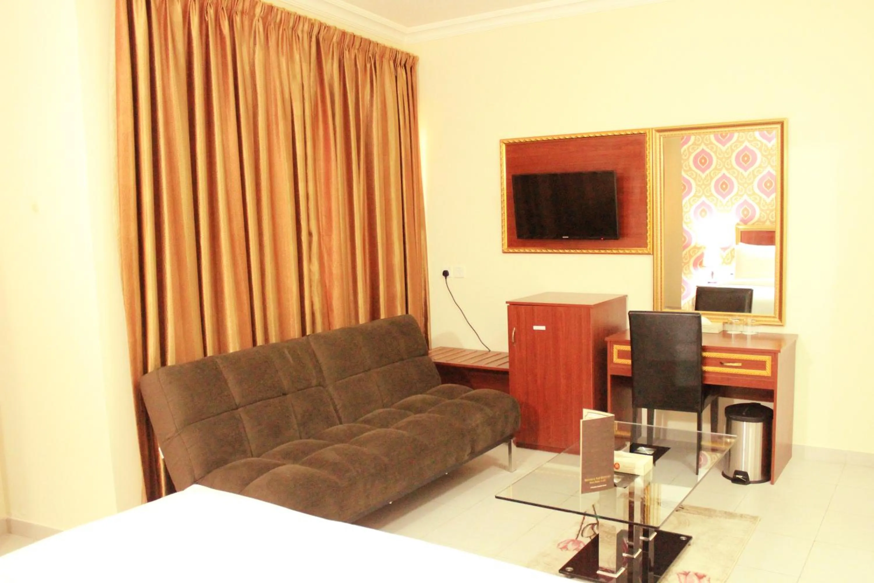 Bedroom, Bed in Montreal Naif Hotel