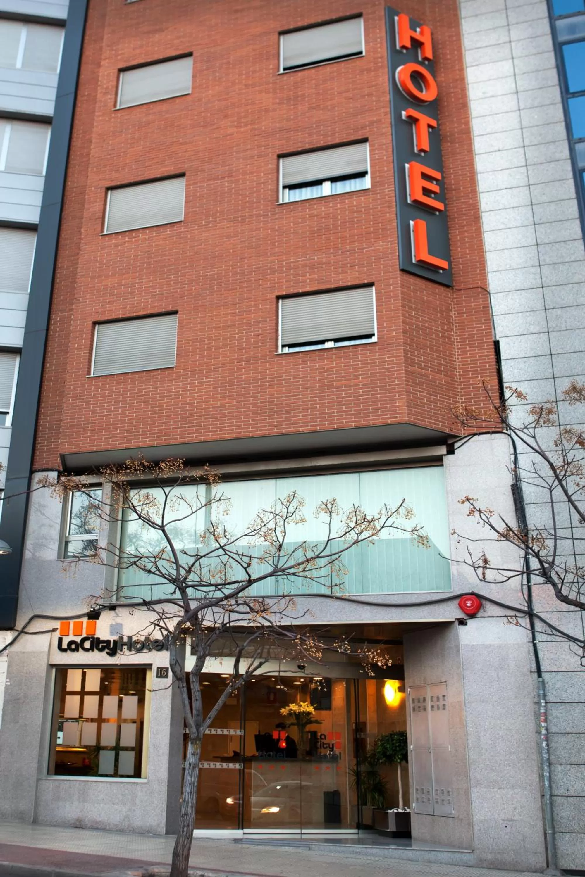 Facade/entrance in La City Estación
