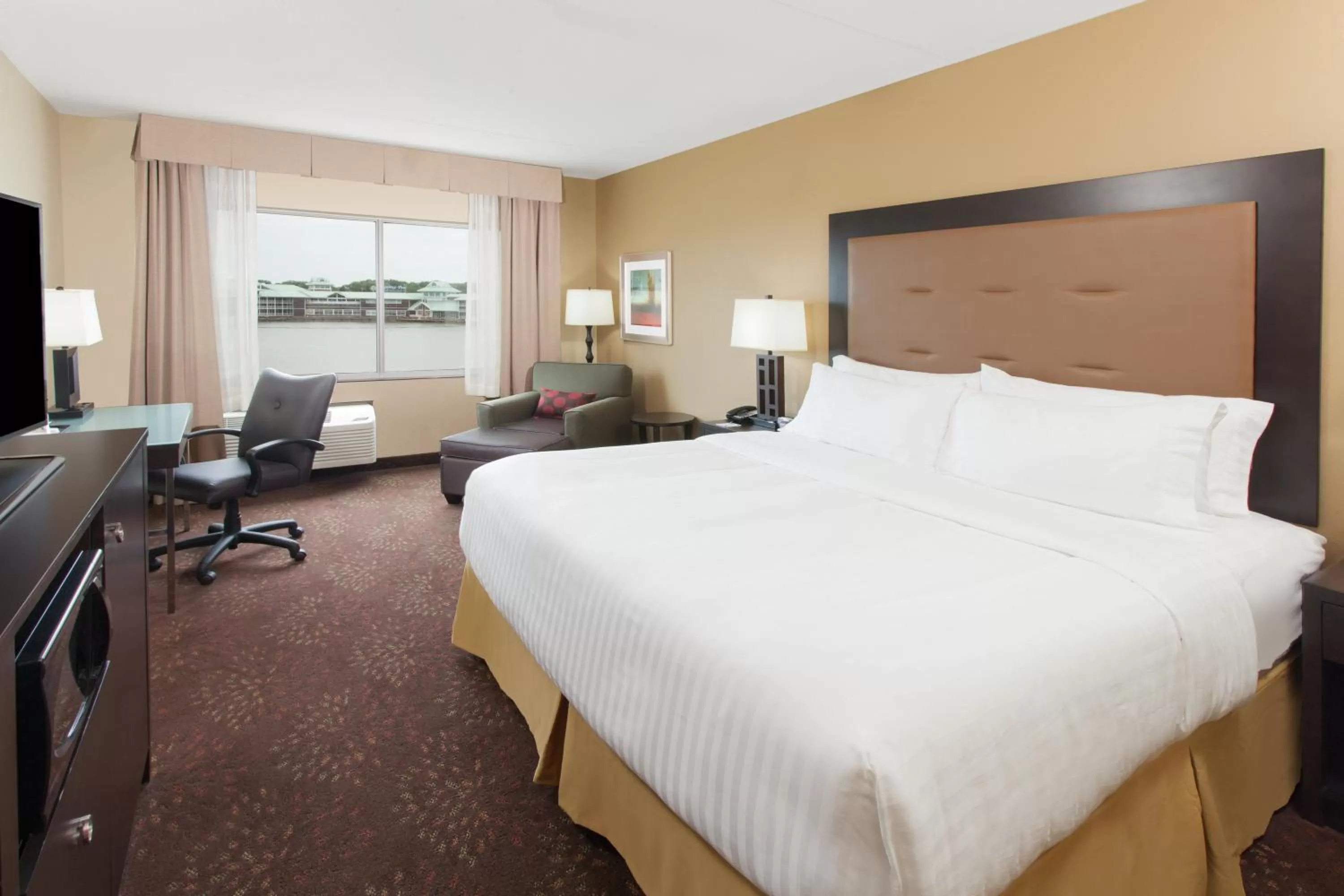 Photo of the whole room, Bed in Holiday Inn Express & Suites Sandusky by IHG