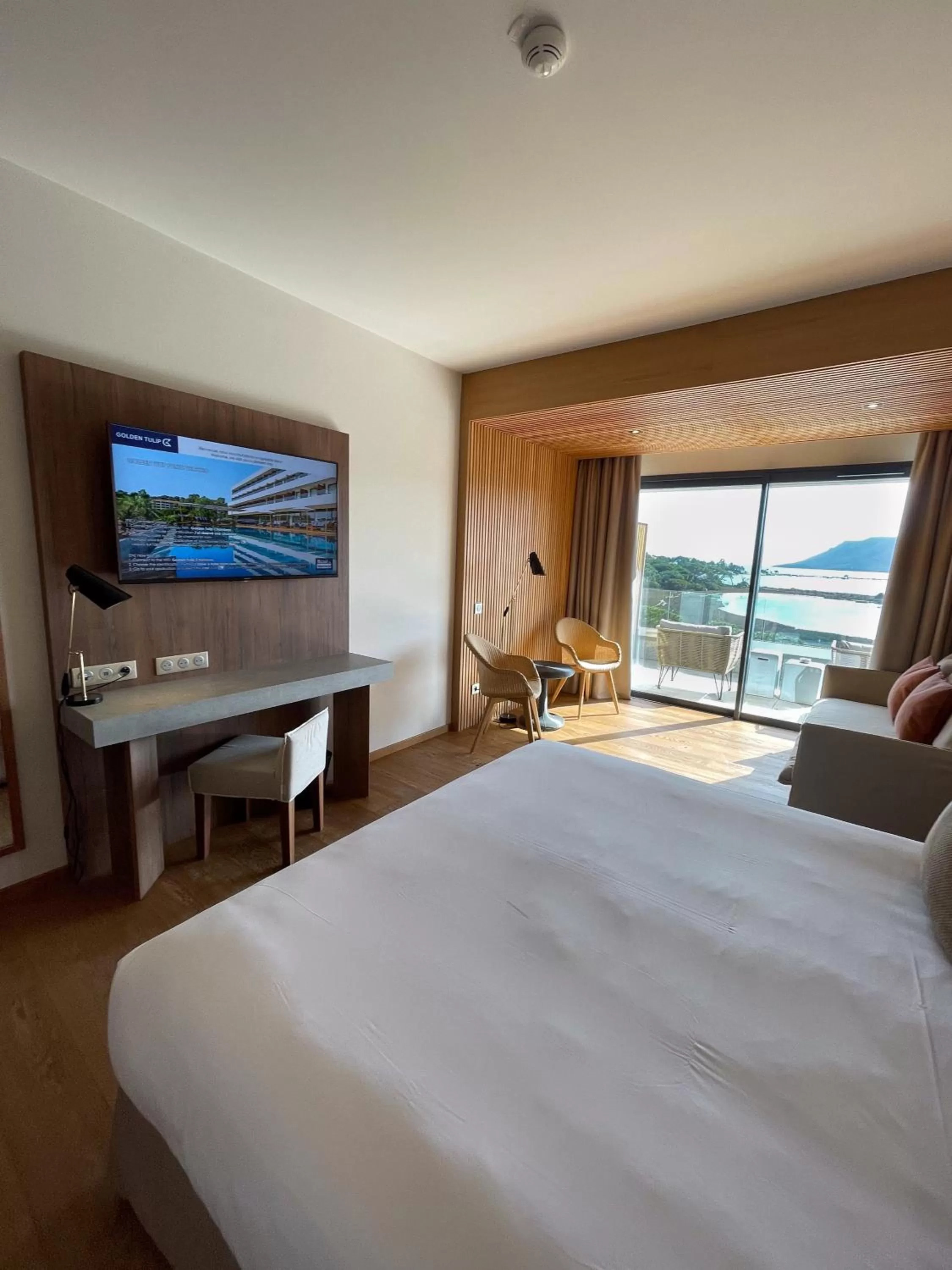 Photo of the whole room, Bed in Golden Tulip Porto-Vecchio