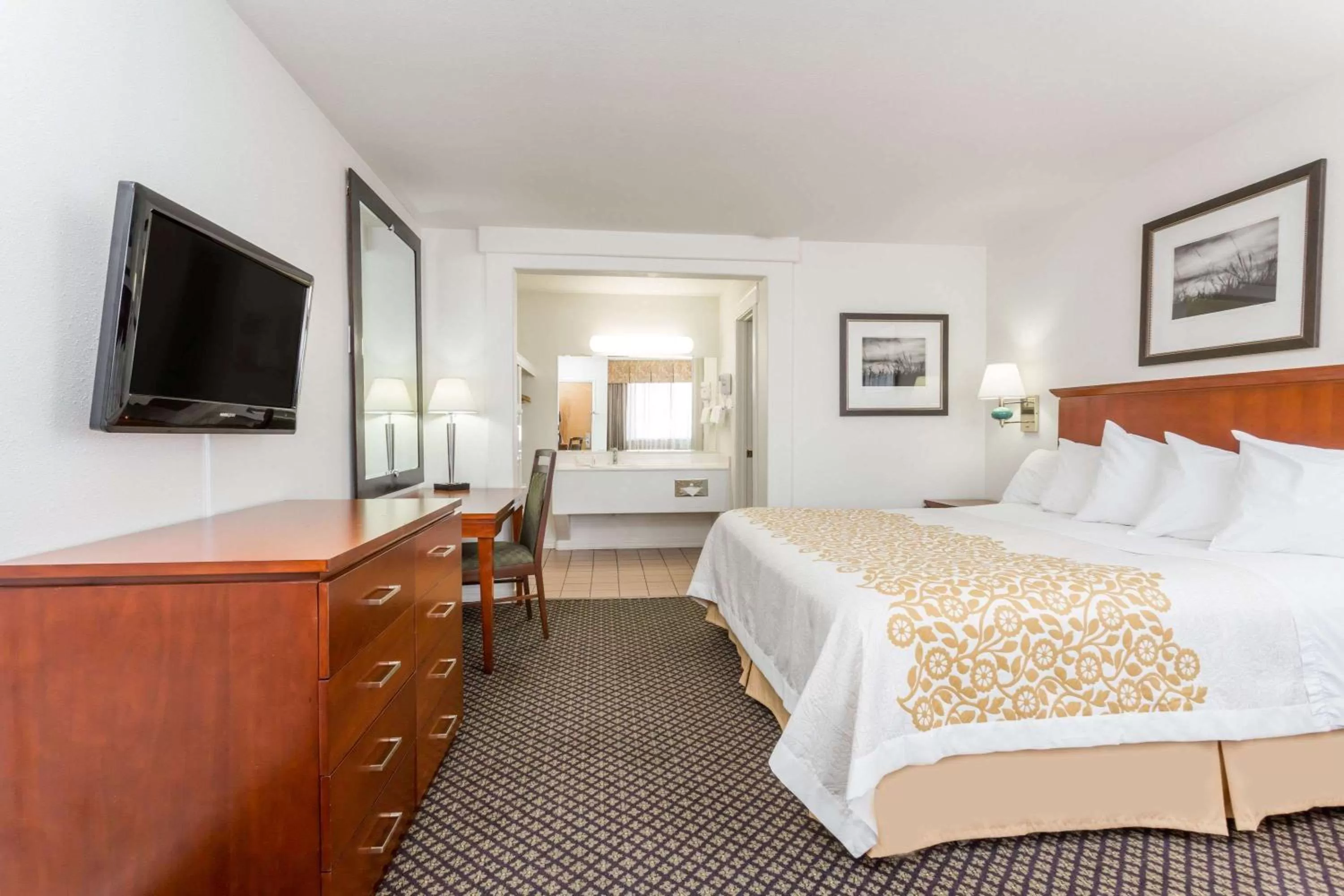 Photo of the whole room, Bed in Days Inn by Wyndham Kimball