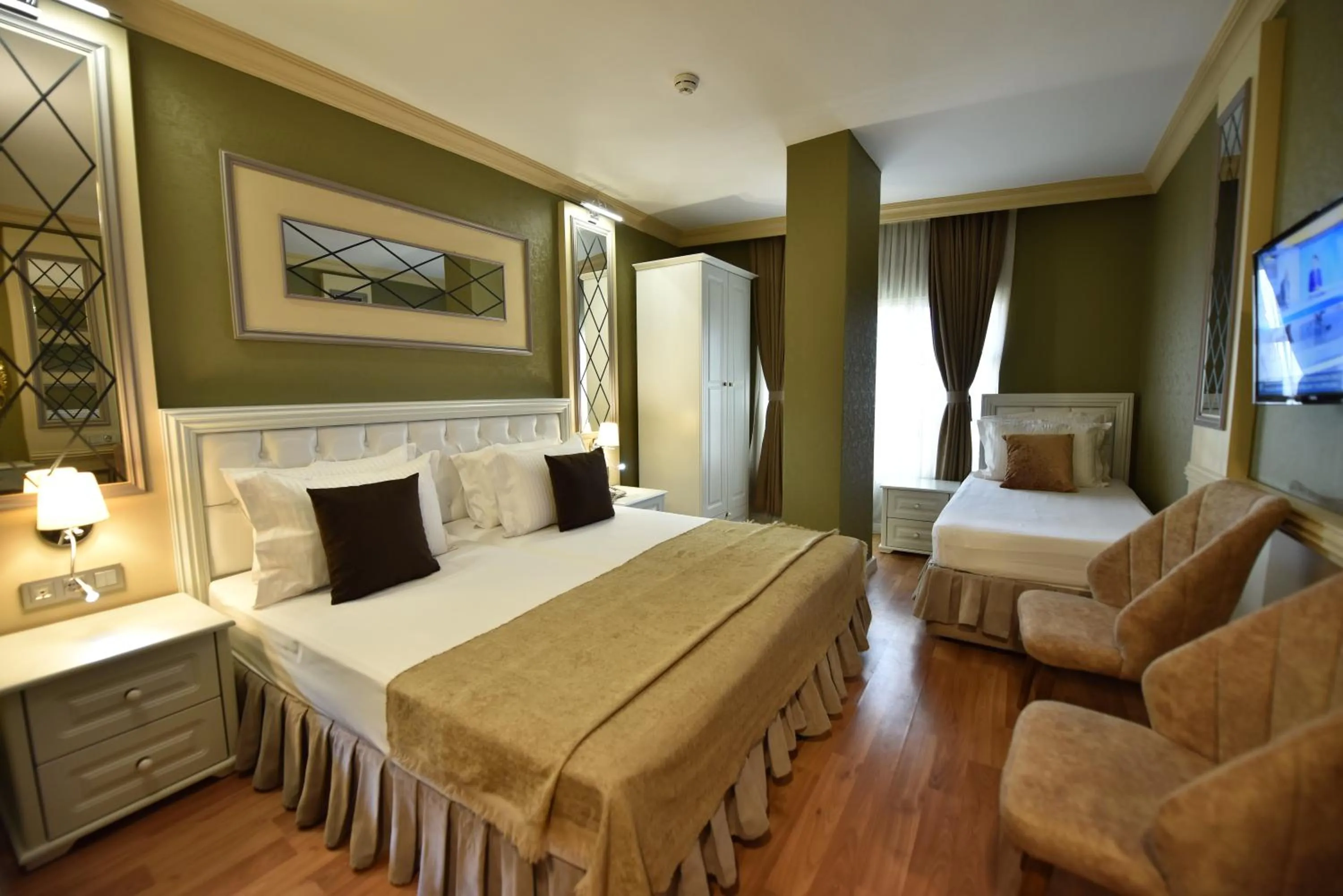 Photo of the whole room, Bed in Sunlight Hotel