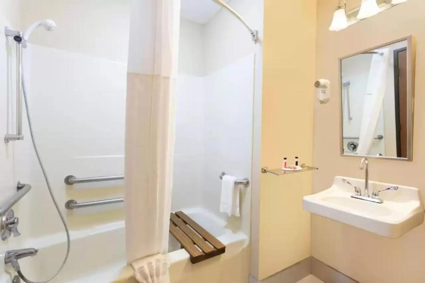 Bathroom in Clarion Pointe Harrodsburg-Danville