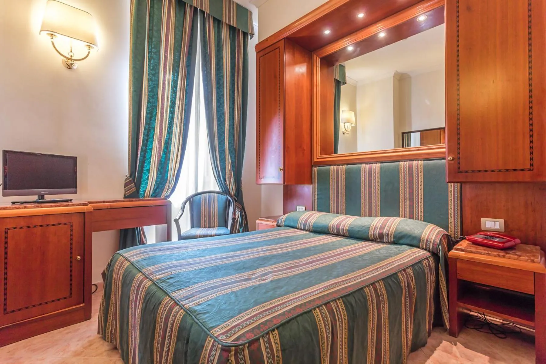 Bedroom, Bed in Raeli Hotel Noto
