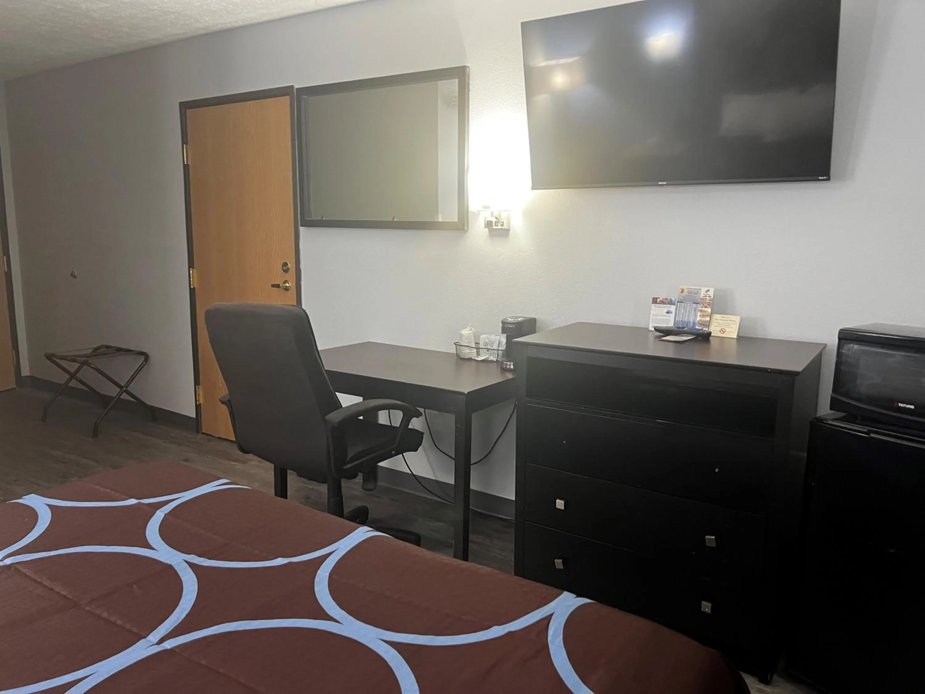 Photo of the whole room in Super 8 by Wyndham Cleveland TX