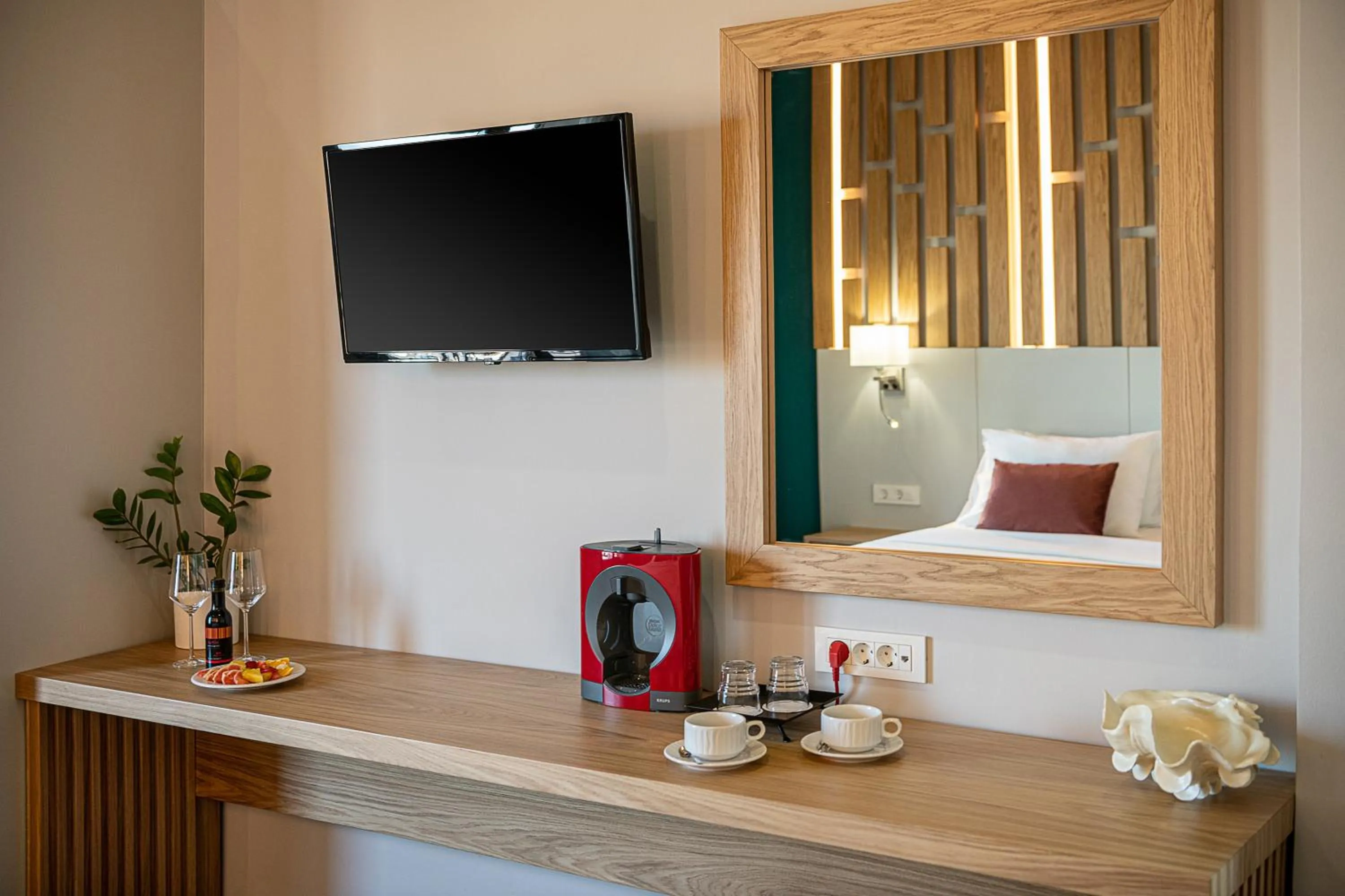 TV and multimedia, Bed in Elia Bettolo Hotel