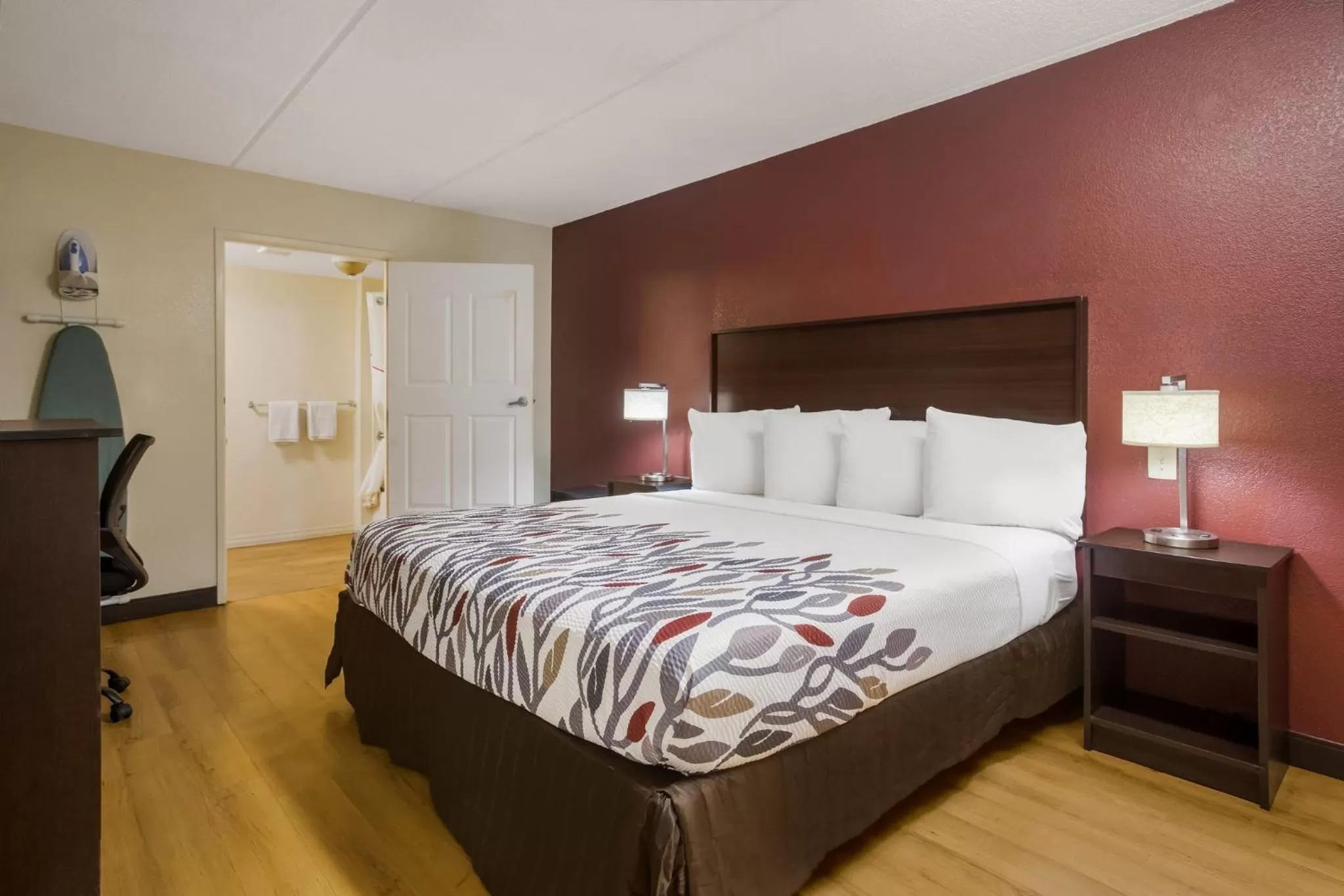 Photo of the whole room, Bed in Red Roof Inn Atlanta South - Morrow