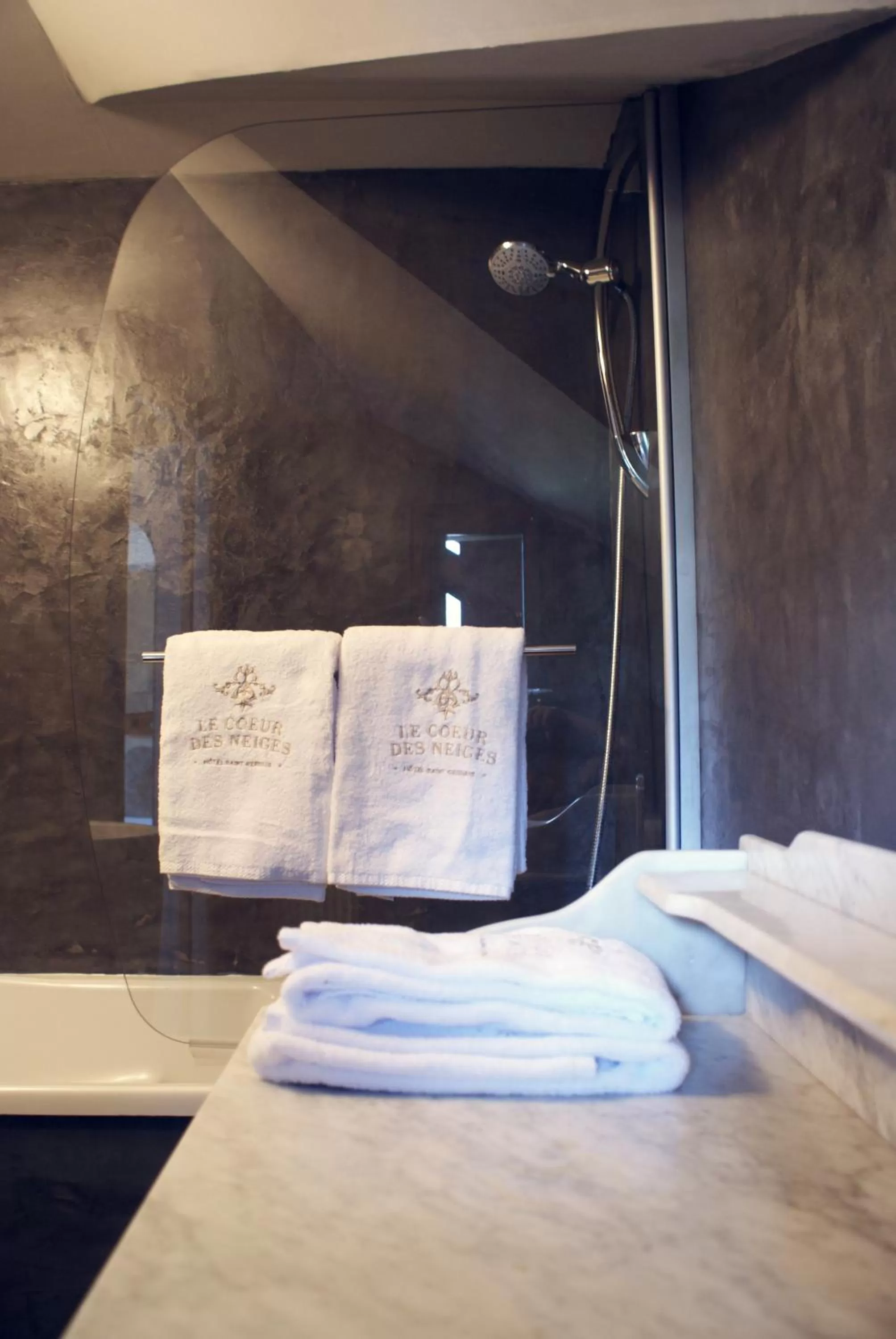 Bathroom, Bed in Coeur des Neiges