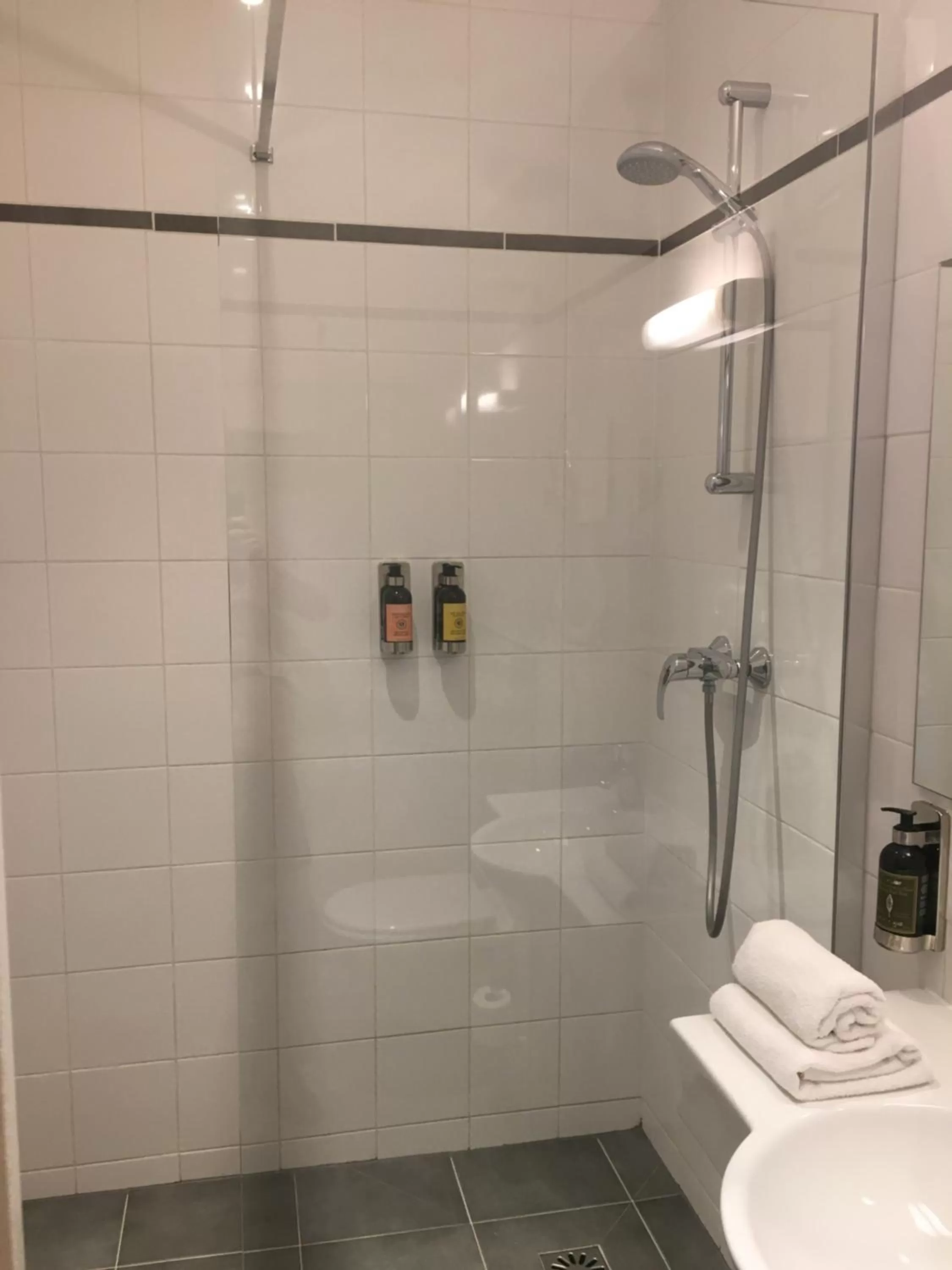 Bathroom in ibis styles Paris Montmartre Batignolles