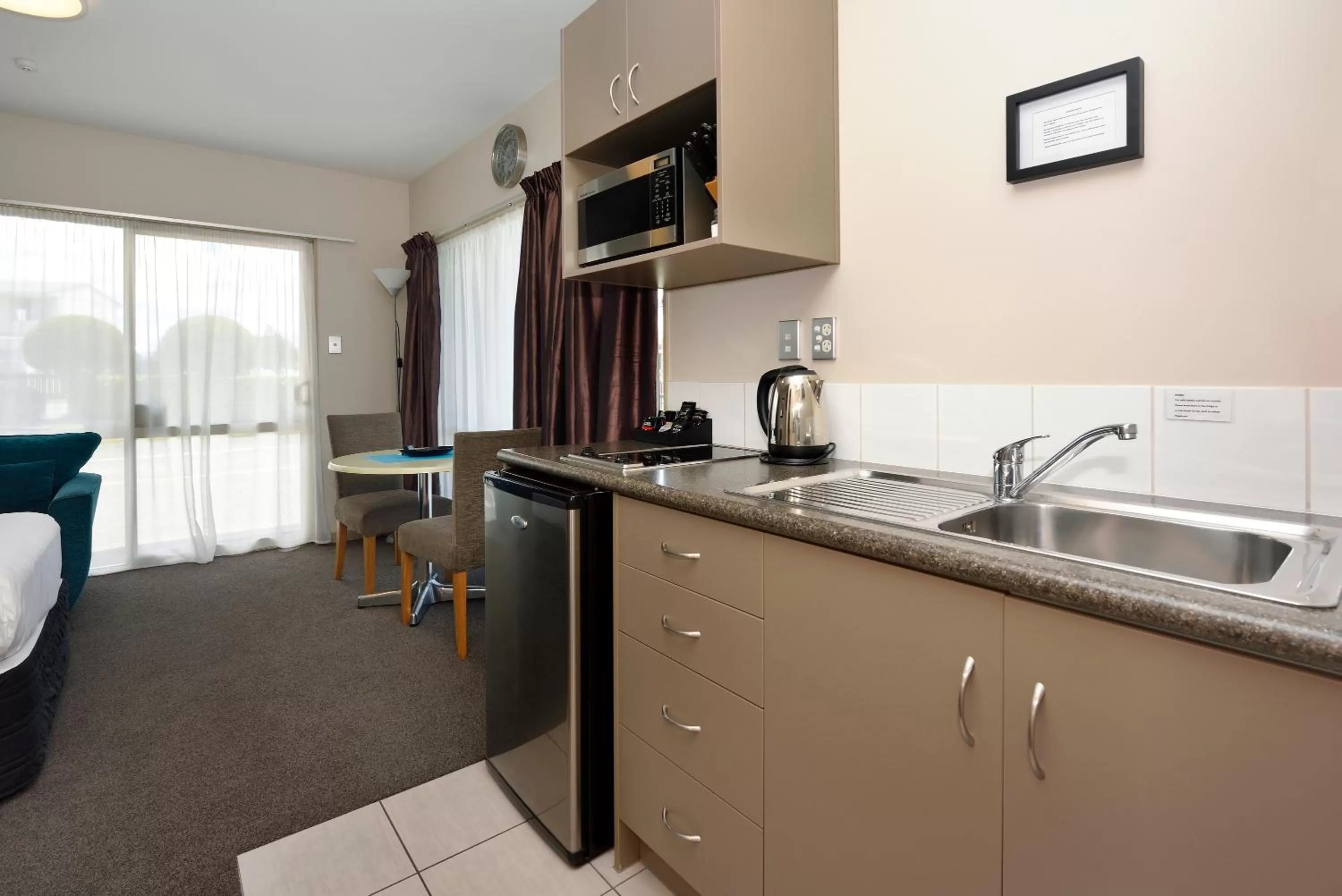 Kitchen or kitchenette in 171 On High Motel