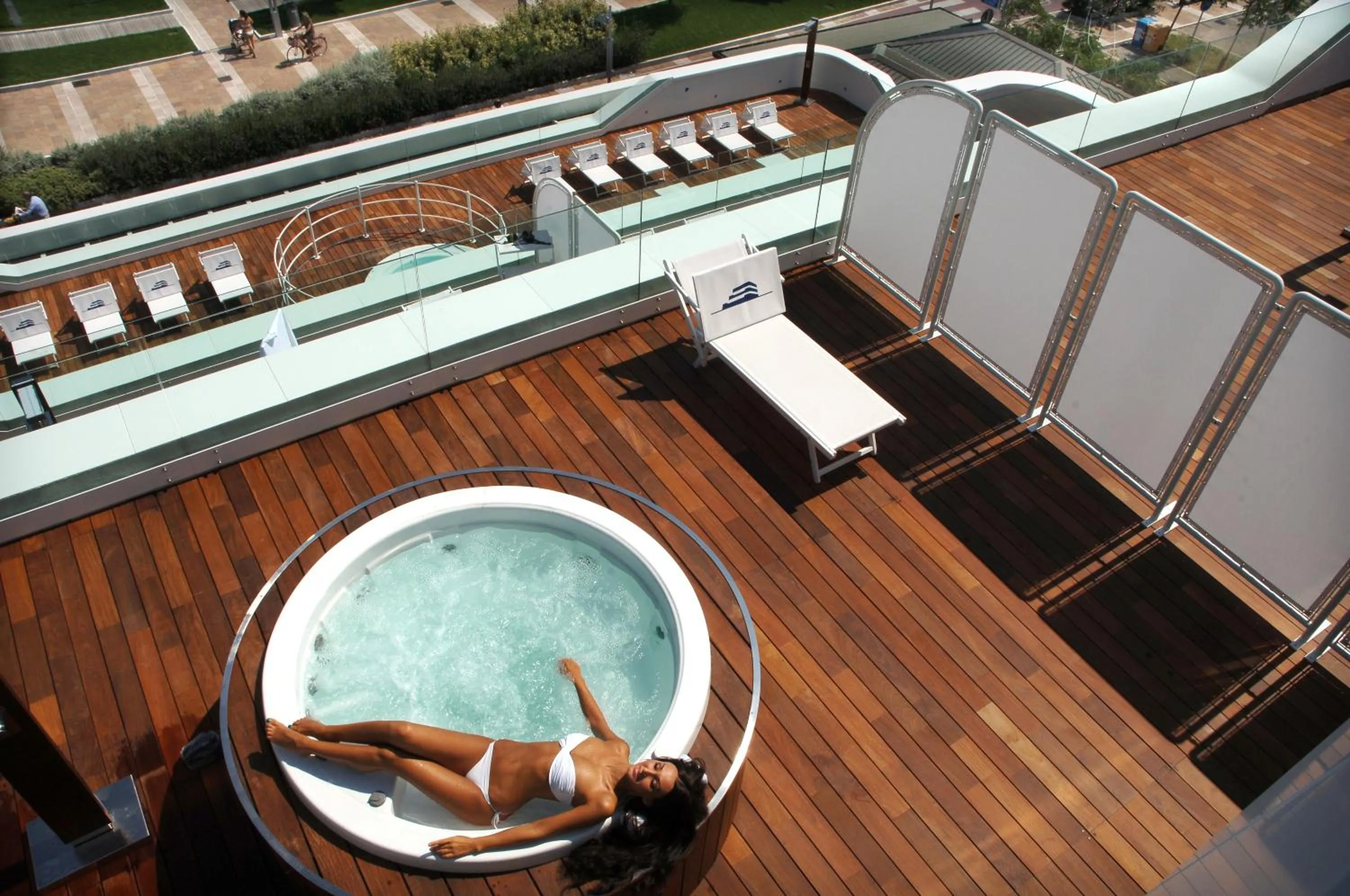 Hot Tub in T-Suite Hotel