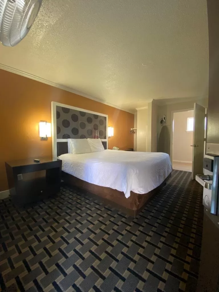 Photo of the whole room, Bed in Budget INN At The Heavenly Gondola