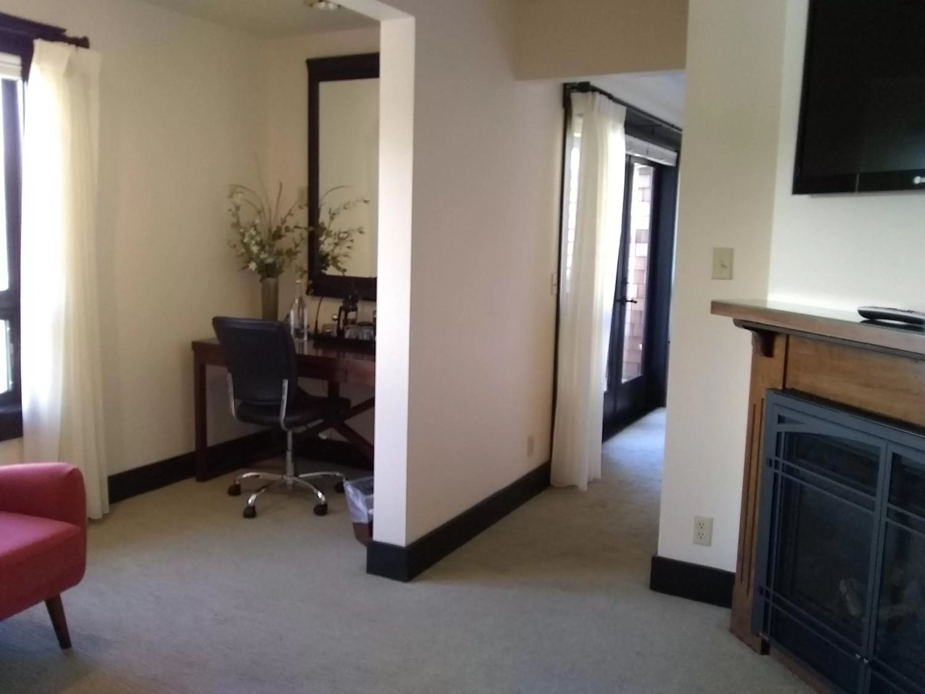 Seating area in Noyo Harbor Inn