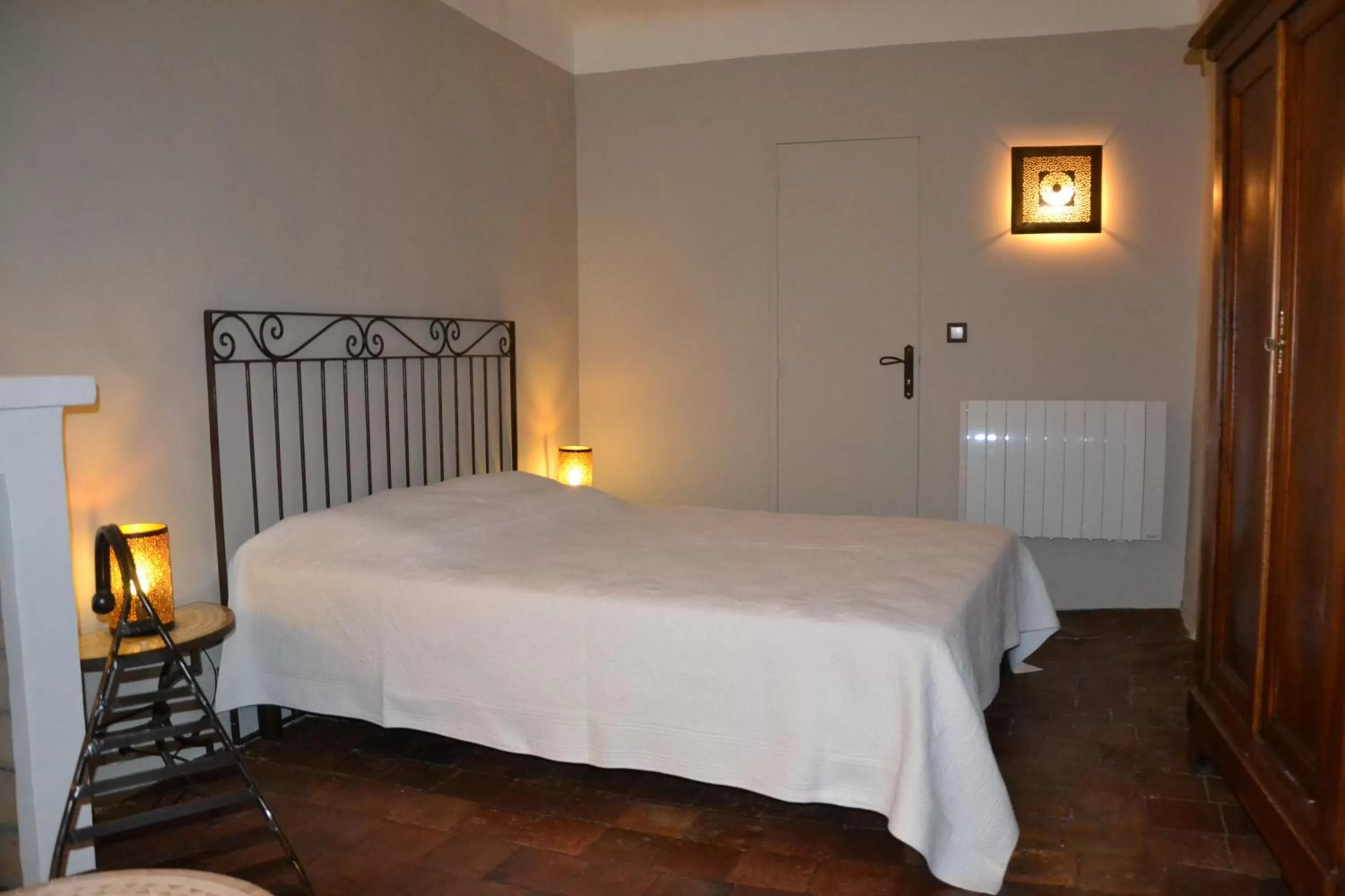 Photo of the whole room, Bed in Maison Saint Louis avec Jacuzzi