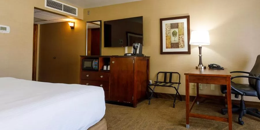 TV and multimedia, Bed in Maverick Hotel and Casino by Red Lion Hotels