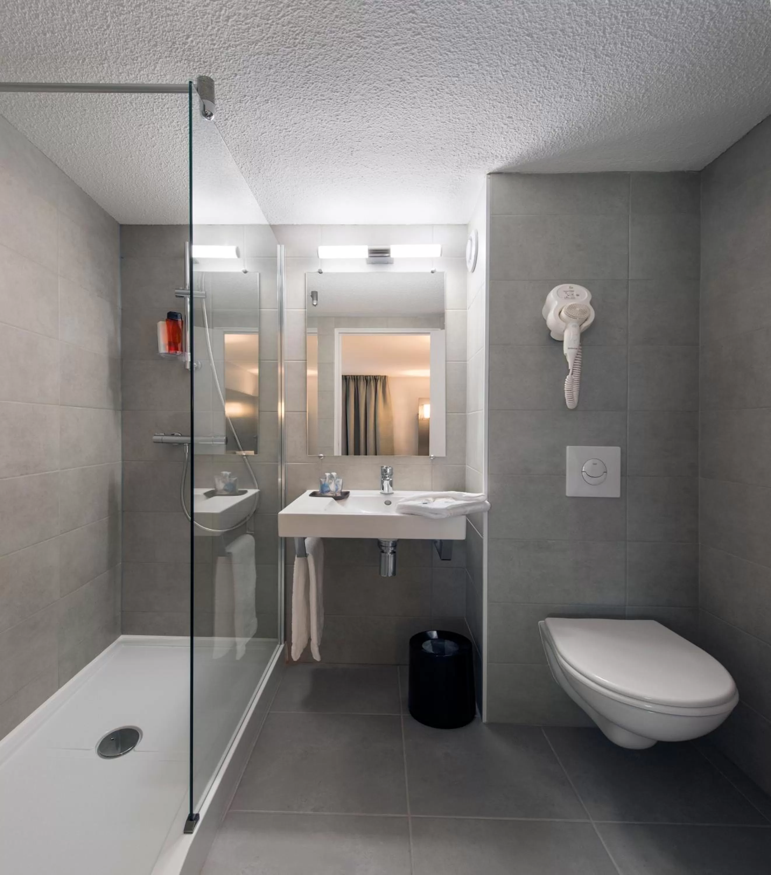 Shower in L'hôtel by JOA de Saint-Paul-Lès-Dax