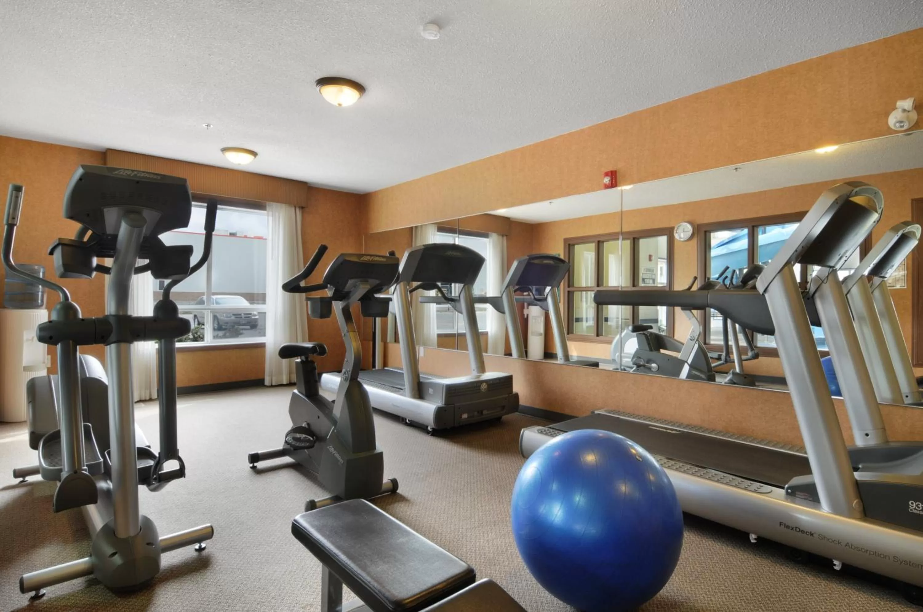 Fitness centre/facilities in Days Inn & Suites by Wyndham Strathmore