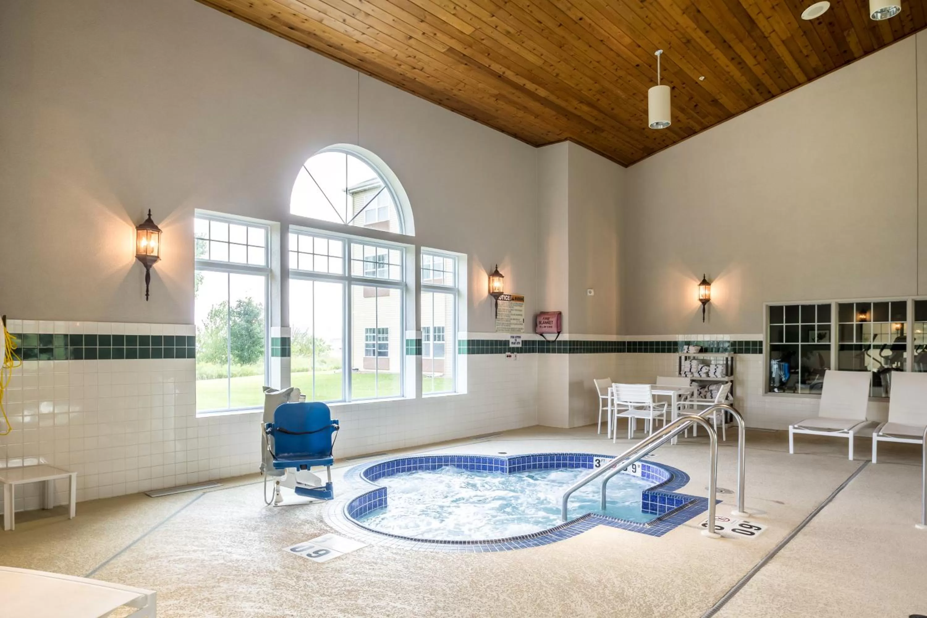 Hot Tub in Country Inn & Suites by Radisson, Fond du Lac, WI