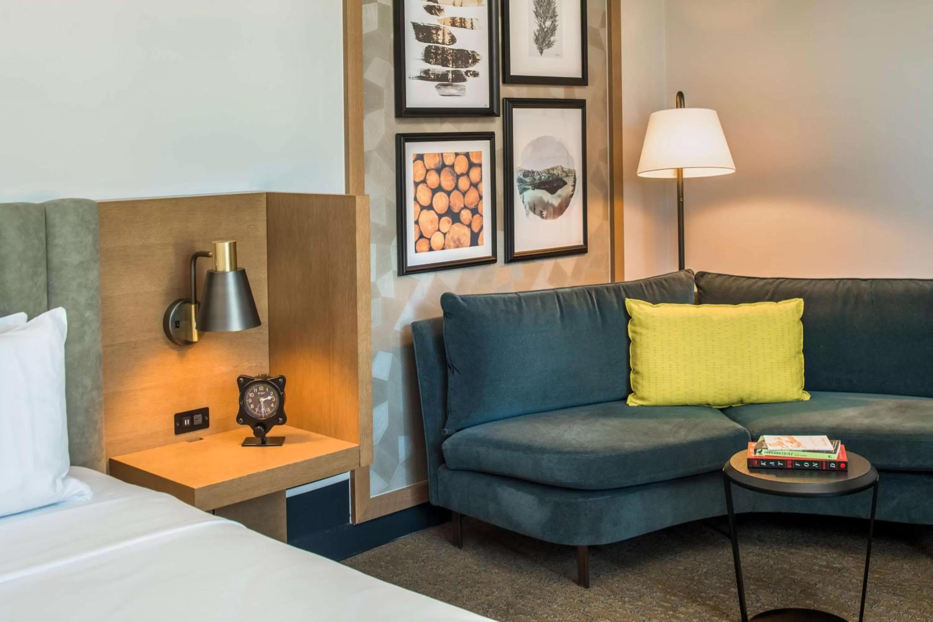 Living room, Bed in The Duniway Portland, A Hilton Hotel